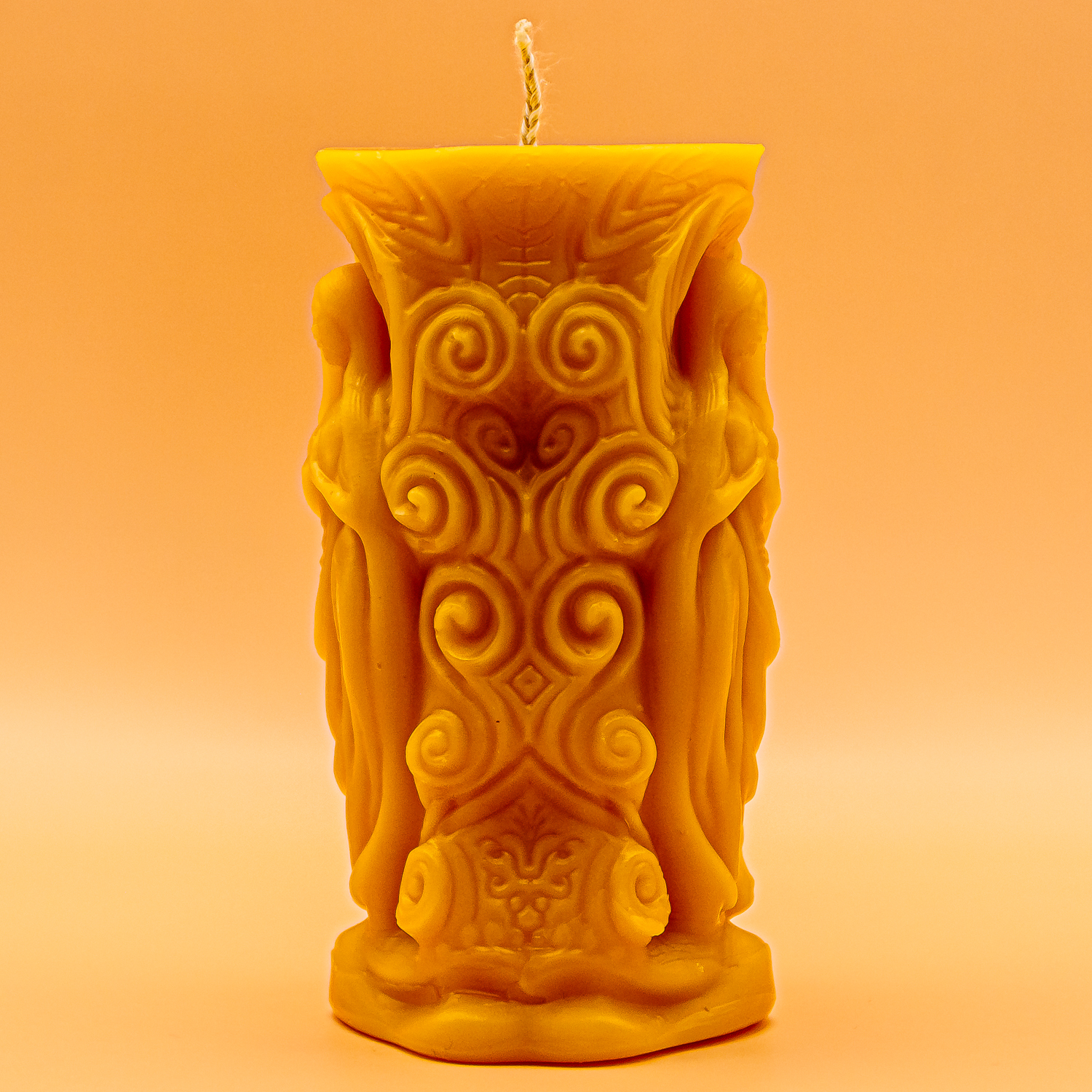 AVEROY Wachslicht Manufaktur - Bienenwachskerzen-Stumpen „Maria“ im Jutesäcklein AVEROY Wachslicht Manufaktur - Bienenwachskerzen-Stumpen „Maria“ im Jutesäcklein