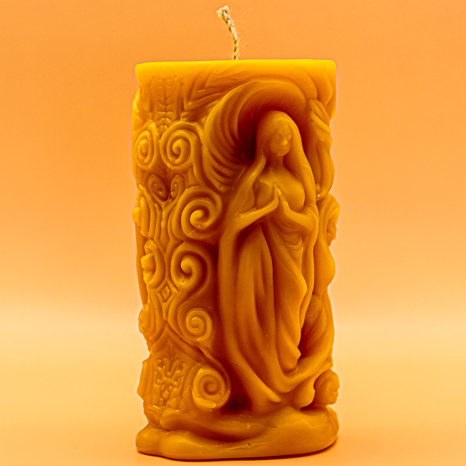 AVEROY Wachslicht Manufaktur - Bienenwachskerzen-Stumpen „Maria“ im Jutesäcklein AVEROY Wachslicht Manufaktur - Bienenwachskerzen-Stumpen „Maria“ im Jutesäcklein