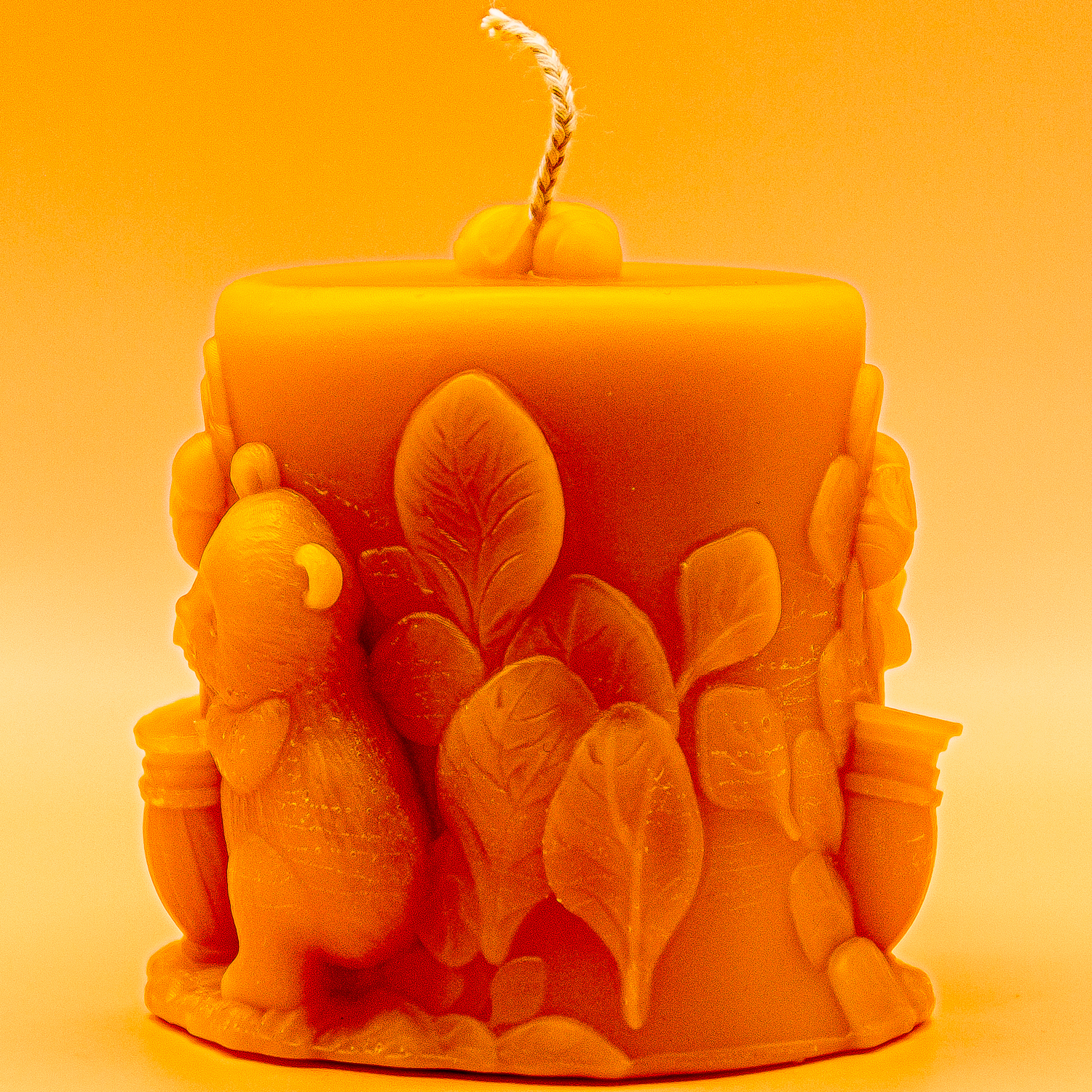 AVEROY Wachslicht Manufaktur - Bienenwachskerzen-Stumpen „Naschbär“ im Jutesäcklein AVEROY Wachslicht Manufaktur - Bienenwachskerzen-Stumpen „Naschbär“ im Jutesäcklein