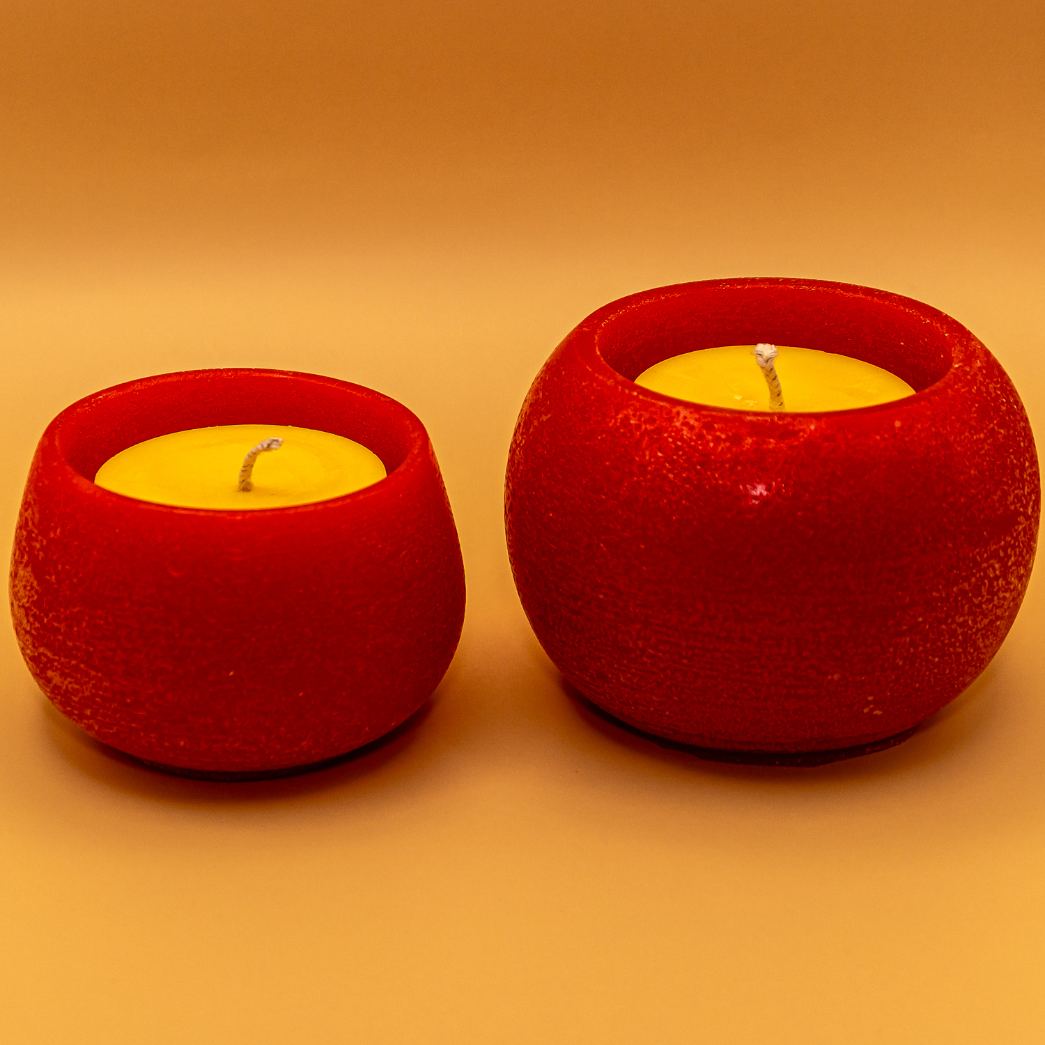 AVEROY Wachslicht Manufaktur - 2er Set Kerzenwachsschalen in Rot mit Stumpen in Gelb AVEROY Wachslicht Manufaktur - 2er Set Kerzenwachsschalen in Rot mit Stumpen in Gelb