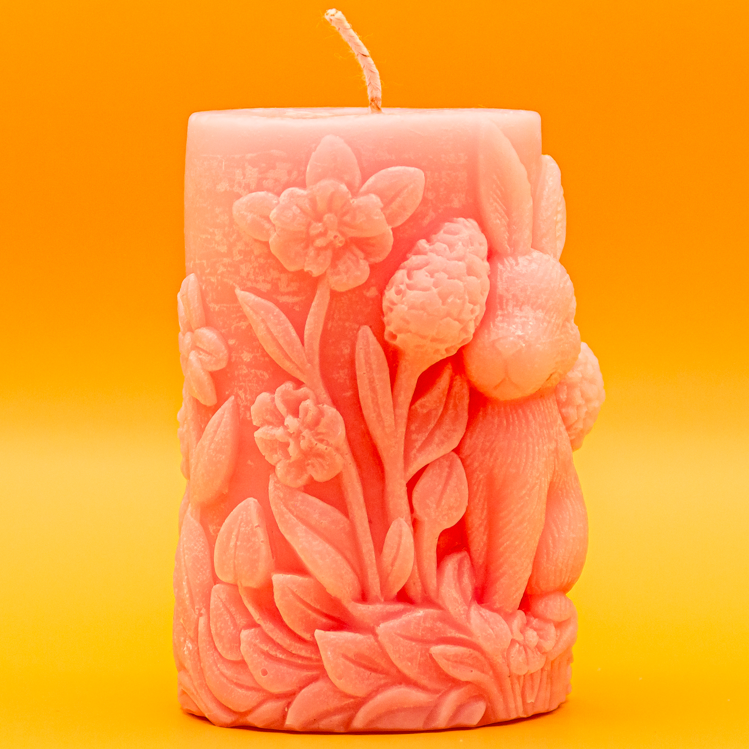 AVEROY Wachslicht Manufaktur - Osterkerze Stumpen „Hase sitzend“ in Rosa AVEROY Wachslicht Manufaktur - Osterkerze Stumpen „Hase sitzend“ in Rosa