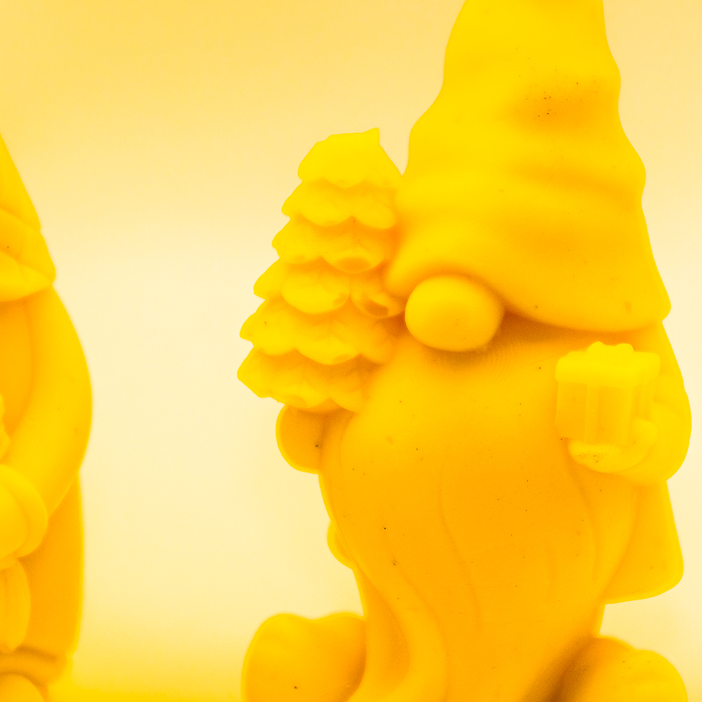 AVEROY Wachslicht-Manufaktur - Handgefertigte Kerzen aus Deutschland - 3er Set Weihnachtskerze „Wichtel“ Sojawachs in Goldgelb AVEROY Wachslicht-Manufaktur - Handgefertigte Kerzen aus Deutschland - 3er Set Weihnachtskerze „Wichtel“ Sojawachs in Goldgelb