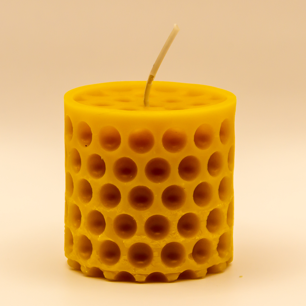 Kleine Kerze aus 100% reinem regionalen Bienenwachs gefertigt und in einem Jutesäckchen für Sie verpackt.