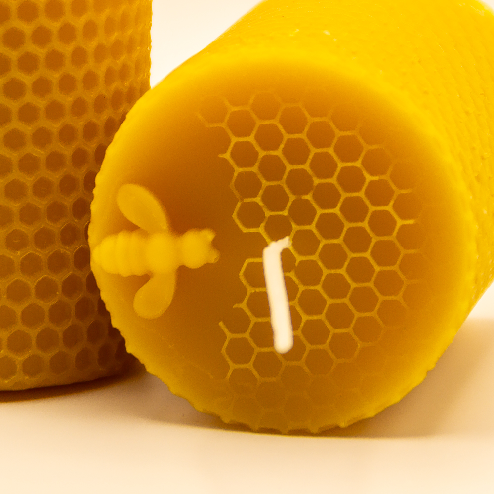 Kleine runde Kerze aus 100% reinem regionalen Bienenwachs gefertigt und in einem Jutesäckchen für Sie verpackt