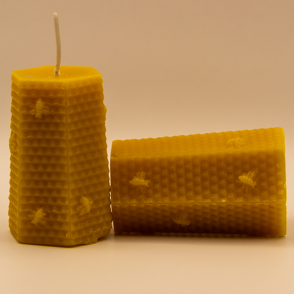 Kleine sechseckige Kerze aus 100% reinem regionalen Bienenwachs gefertigt und in einem Jutesäckchen für Sie verpackt.