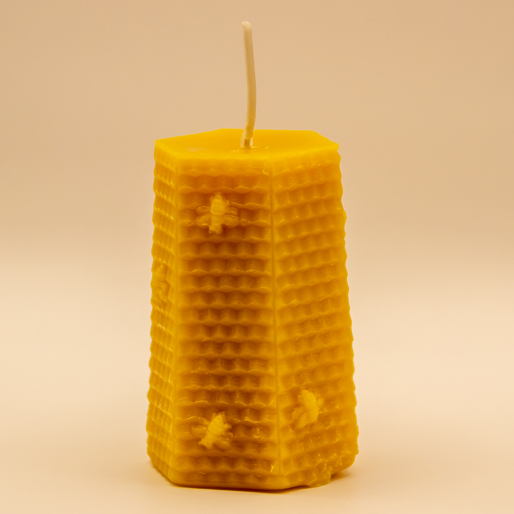 Kleine sechseckige Kerze aus 100% reinem regionalen Bienenwachs gefertigt und in einem Jutesäckchen für Sie verpackt.