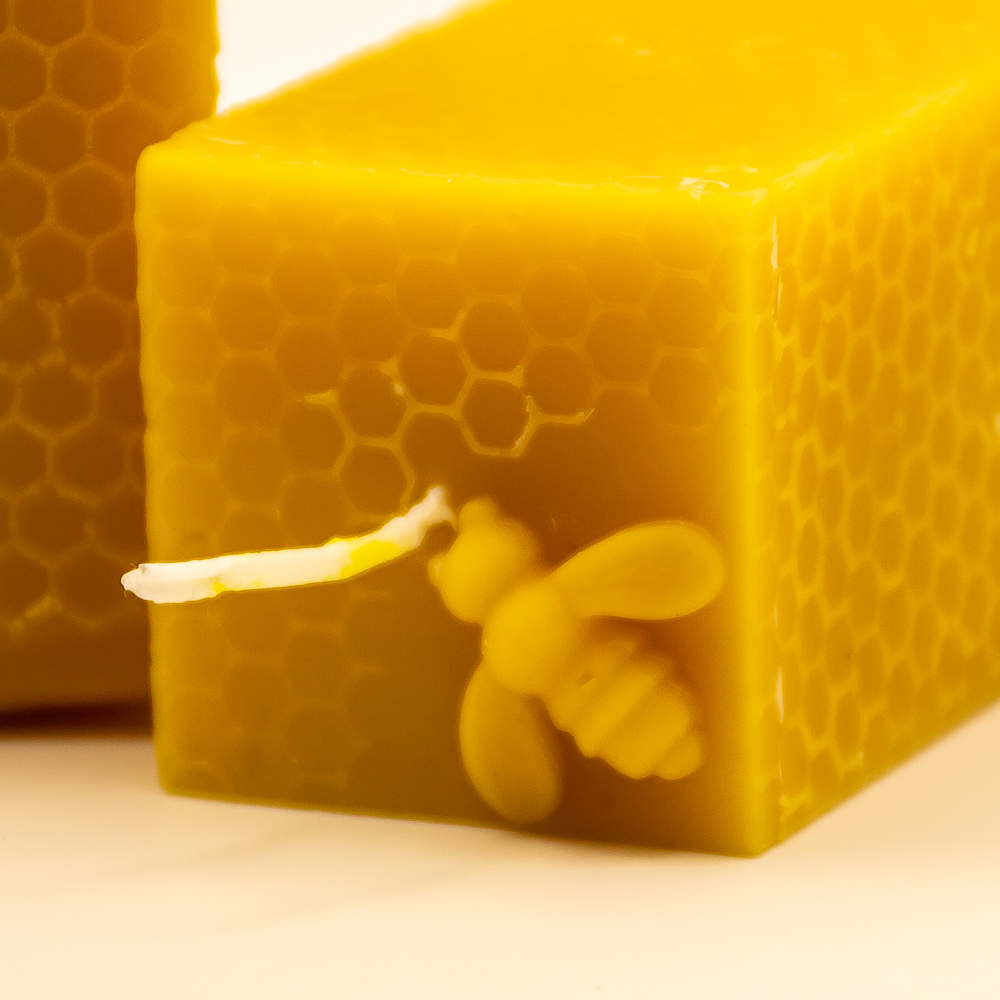 Kleine viereckige Bienenwachskerze