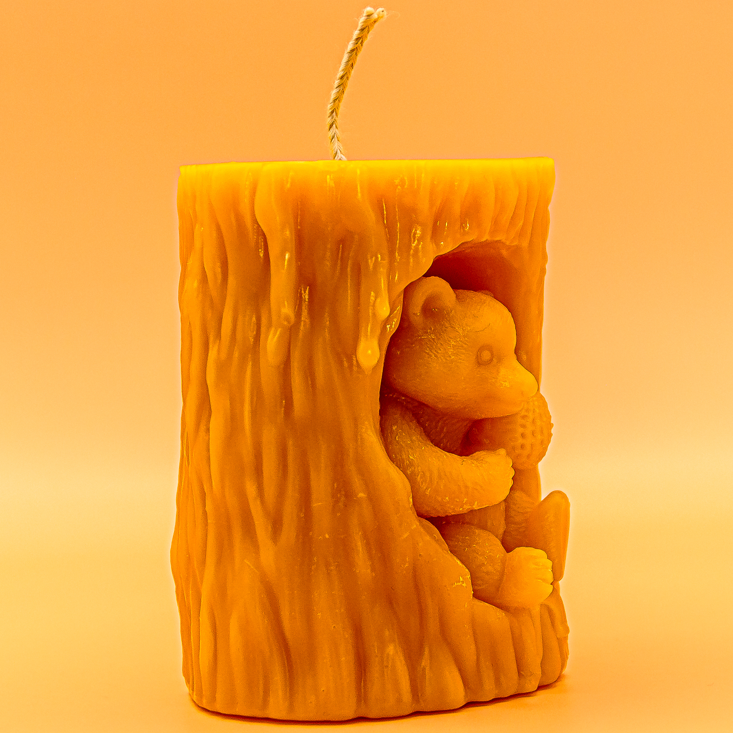 AVEROY Wachslicht Manufaktur - Bienenwachs-Kerzenstumpen „Bär im Honigbaum“ im Jutesäcklein