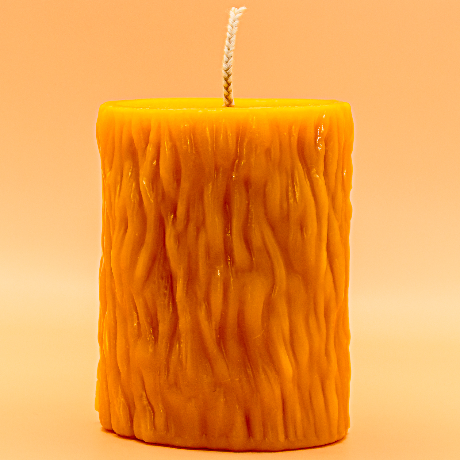 AVEROY Wachslicht Manufaktur - Bienenwachs-Kerzenstumpen „Bär im Honigbaum“ im Jutesäcklein