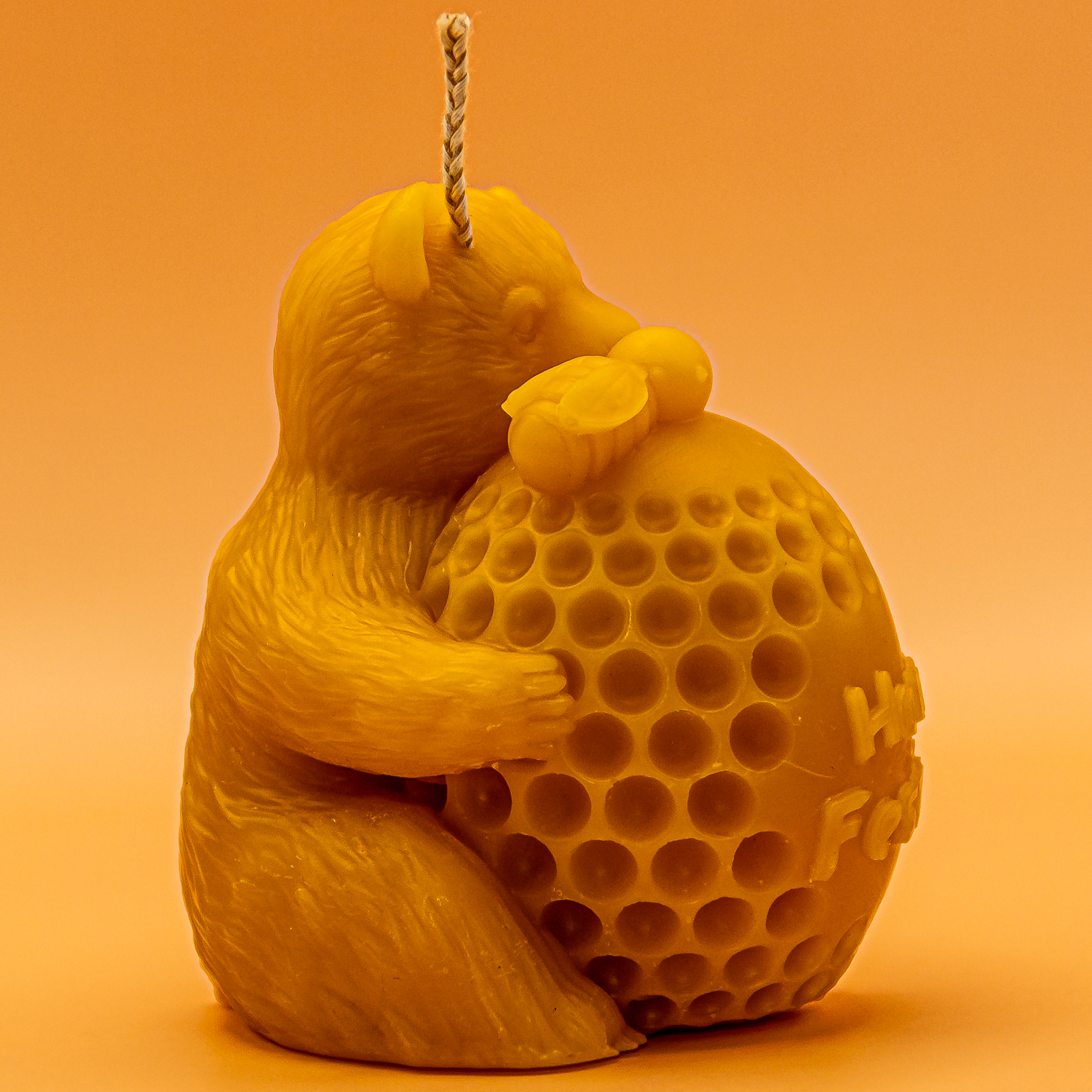 AVEROY Wachslicht Manufaktur - Bienenwachskerze „Honigbär“ im Jutesäcklein