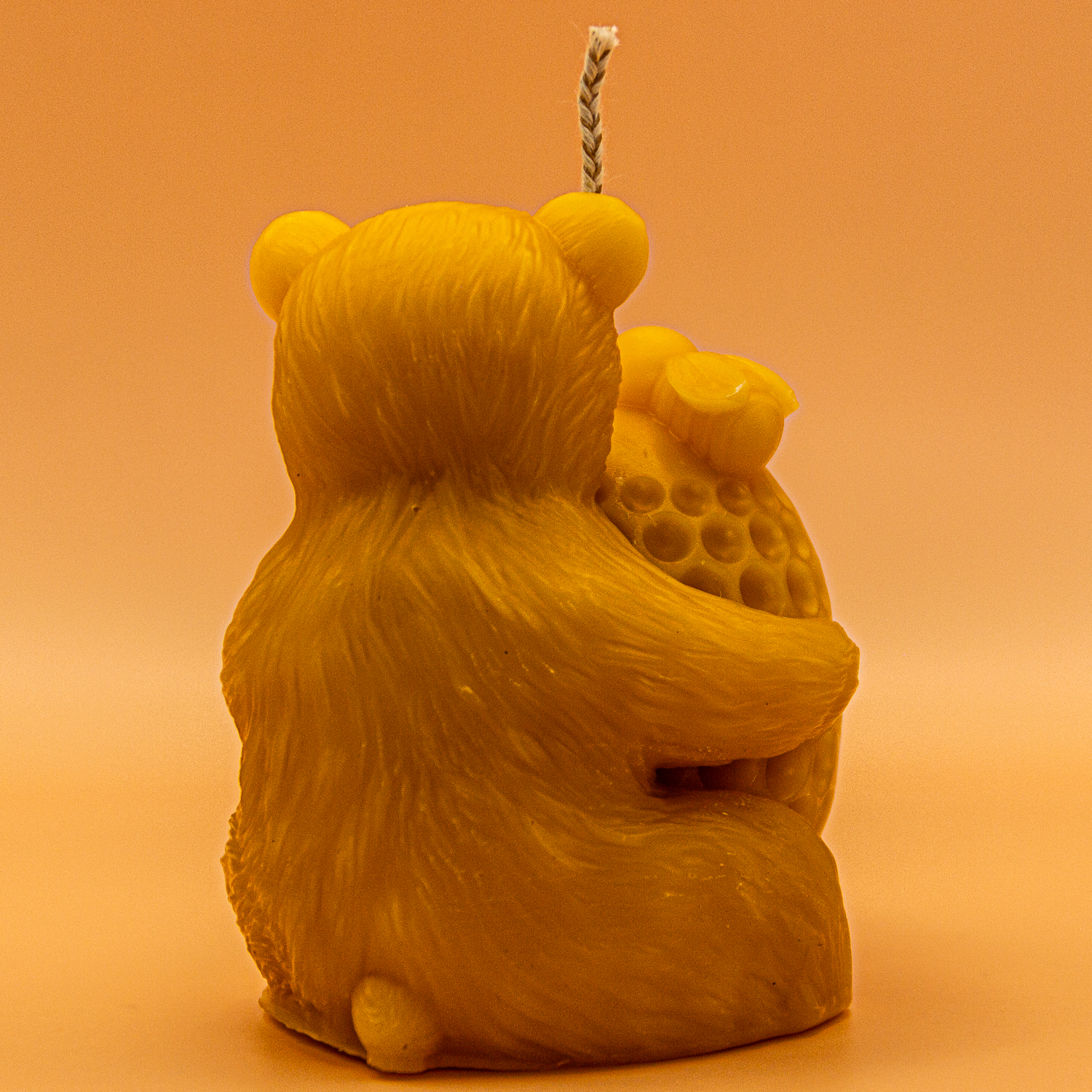 AVEROY Wachslicht Manufaktur - Bienenwachskerze „Honigbär“ im Jutesäcklein