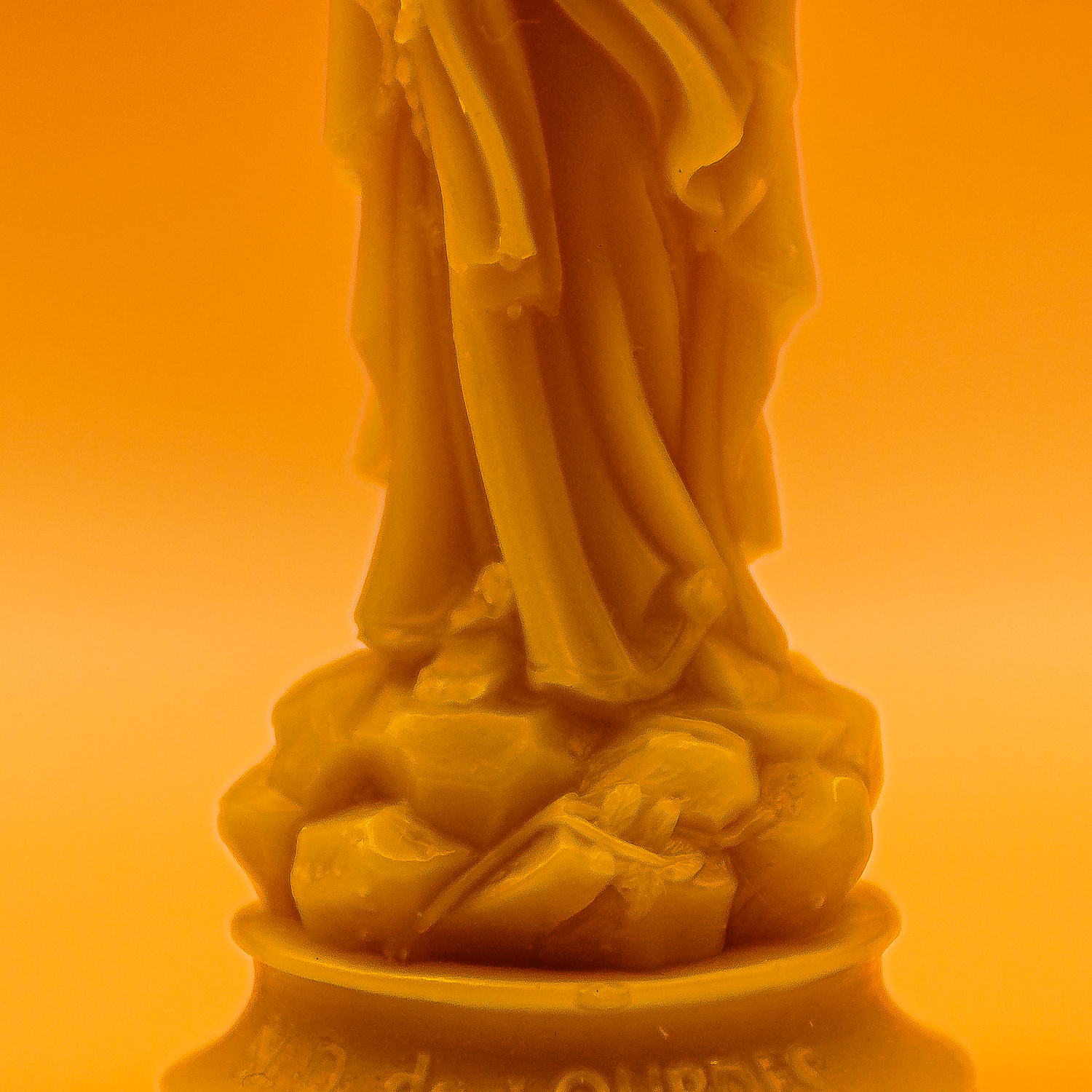 AVEROY Wachslicht Manufaktur - Bienenwachskerze „Madonna von Lourdes“ im Jutesäcklein