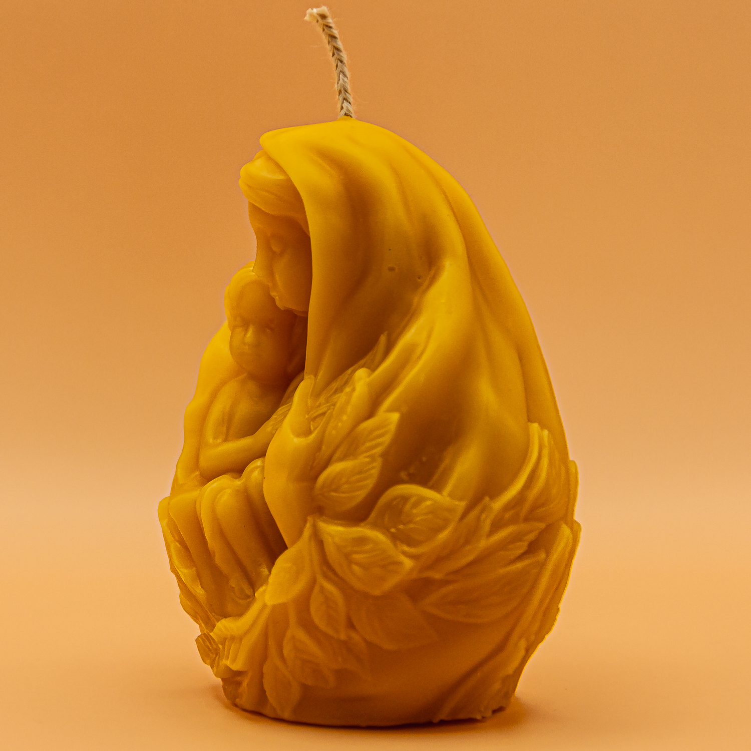 AVEROY Wachslicht Manufaktur - Bienenwachskerze „Maria mit Kind“ im Jutesäcklei