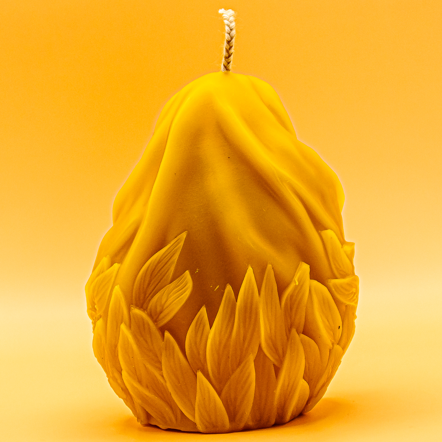 AVEROY Wachslicht Manufaktur - Bienenwachskerze „Maria mit Kind“ im Jutesäcklei