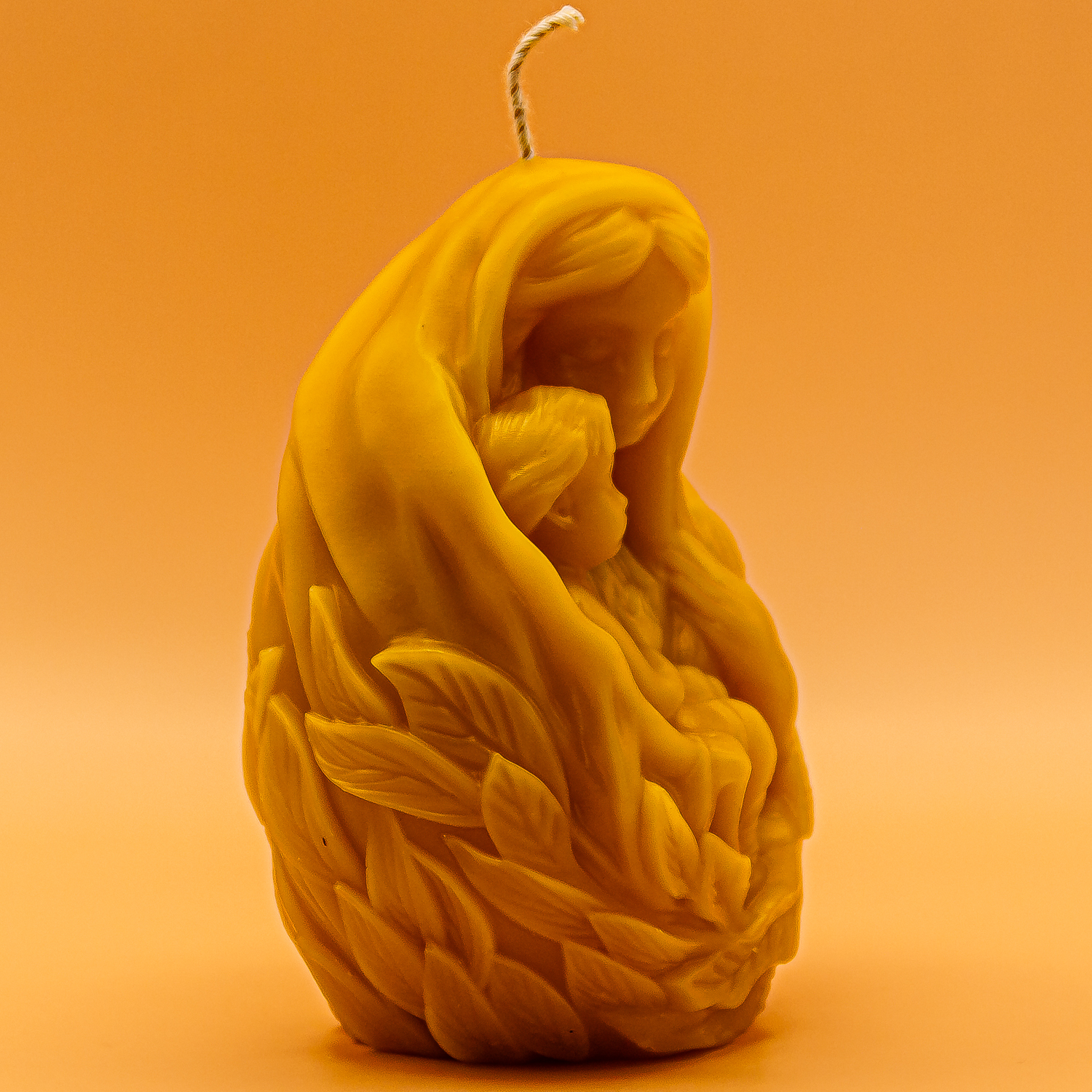 AVEROY Wachslicht Manufaktur - Bienenwachskerze „Maria mit Kind“ im Jutesäcklei