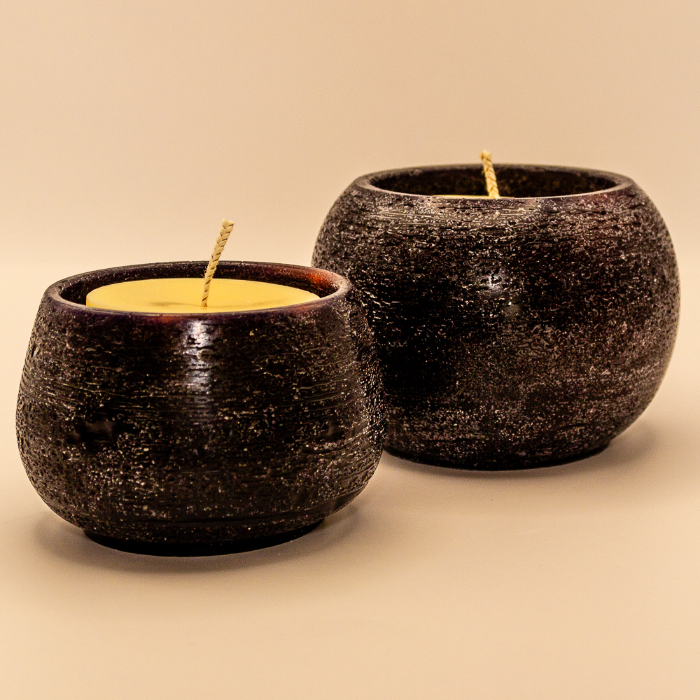 AVEROY Wachslicht-Manufaktur - 2er-Set Kerzenwachsschalen in Aubergine mit Stumpenkerze in Natur