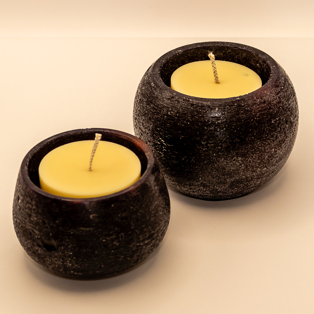 AVEROY Wachslicht-Manufaktur - 2er-Set Kerzenwachsschalen in Aubergine mit Stumpenkerze in Natur