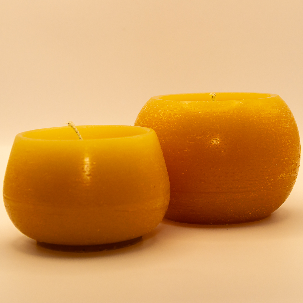 AVEROY Wachslicht-Manufaktur - 2er-Set Kerzenwachsschalen in Natur mit Stumpenkerze in Goldgelb und 5% Ylang-Ylang-Duftöl