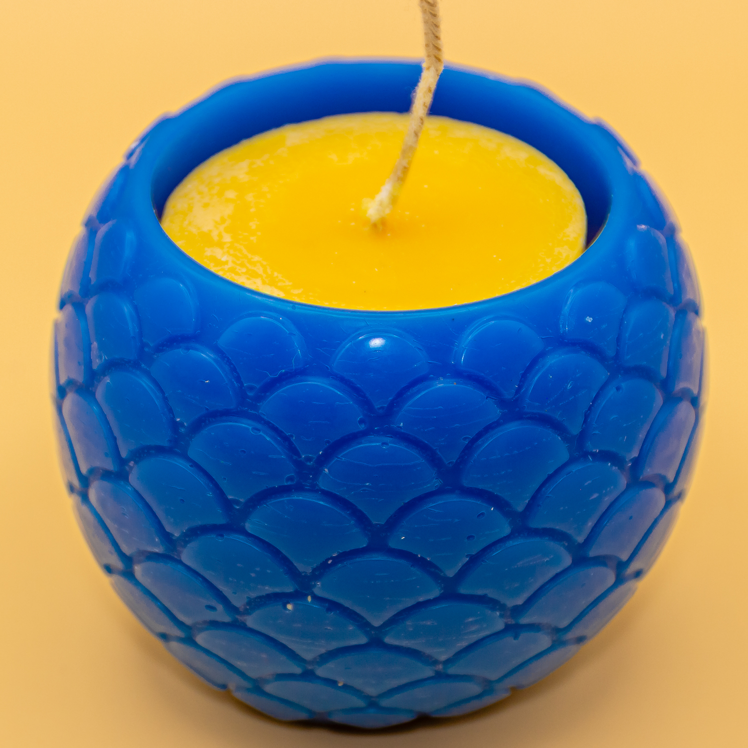 AVEROY Wachslicht Manufaktur - Wachsschale/Windlicht „Schuppen“ in Neonblau mit Stumpen in Gelb und Ylang-Ylang-Duft