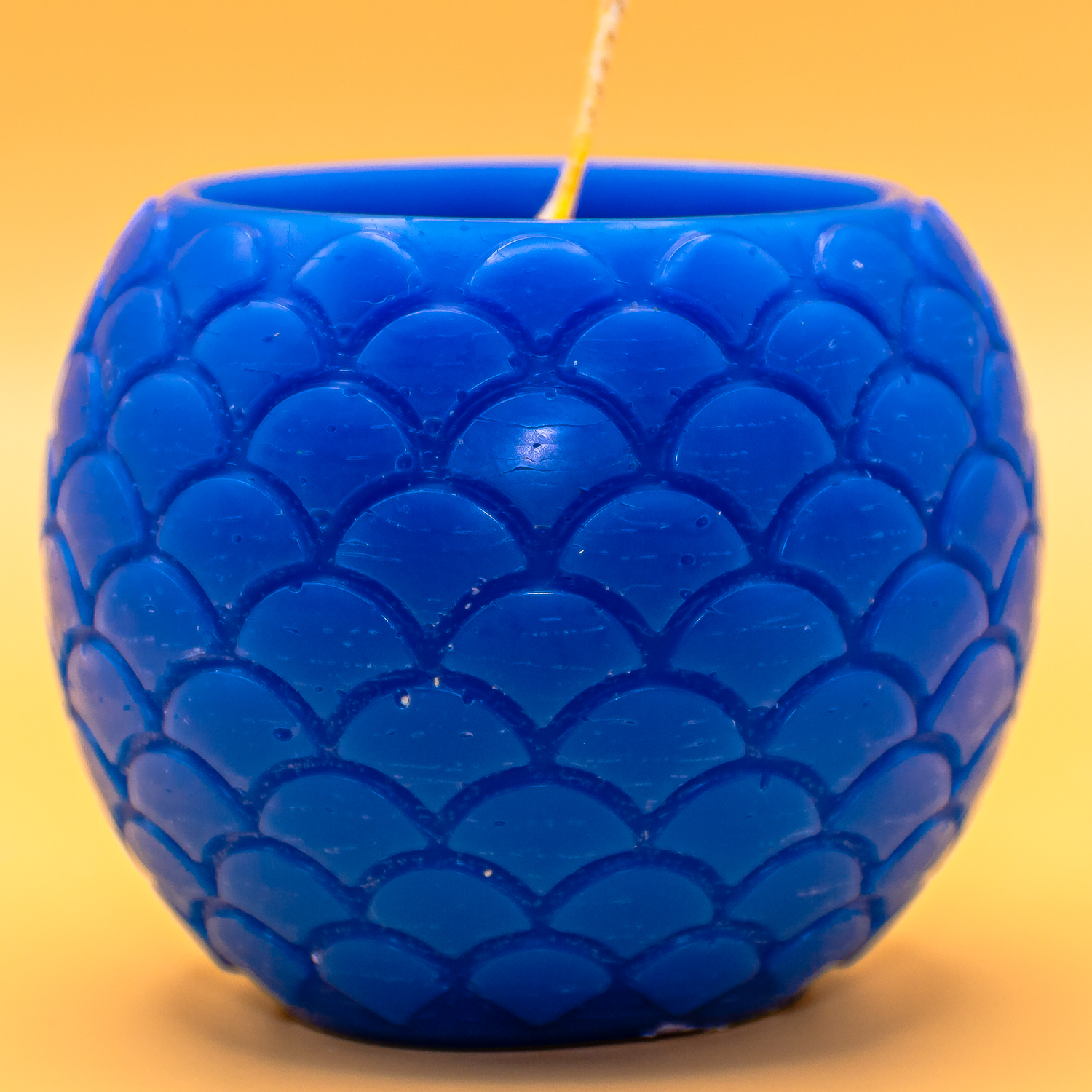 AVEROY Wachslicht Manufaktur - Wachsschale/Windlicht „Schuppen“ in Neonblau mit Stumpen in Gelb und Ylang-Ylang-Duft