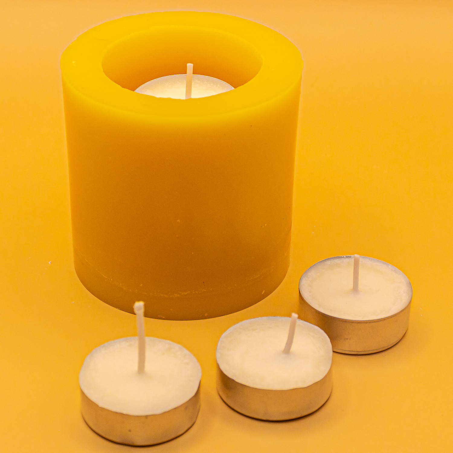 AVEROY Wachslicht Manufaktur - Wachsschale & Windlicht „Teelichtsäule“ in Gelb mit Kokosnuss-Aroma inkl. 3 Duftteekerzen