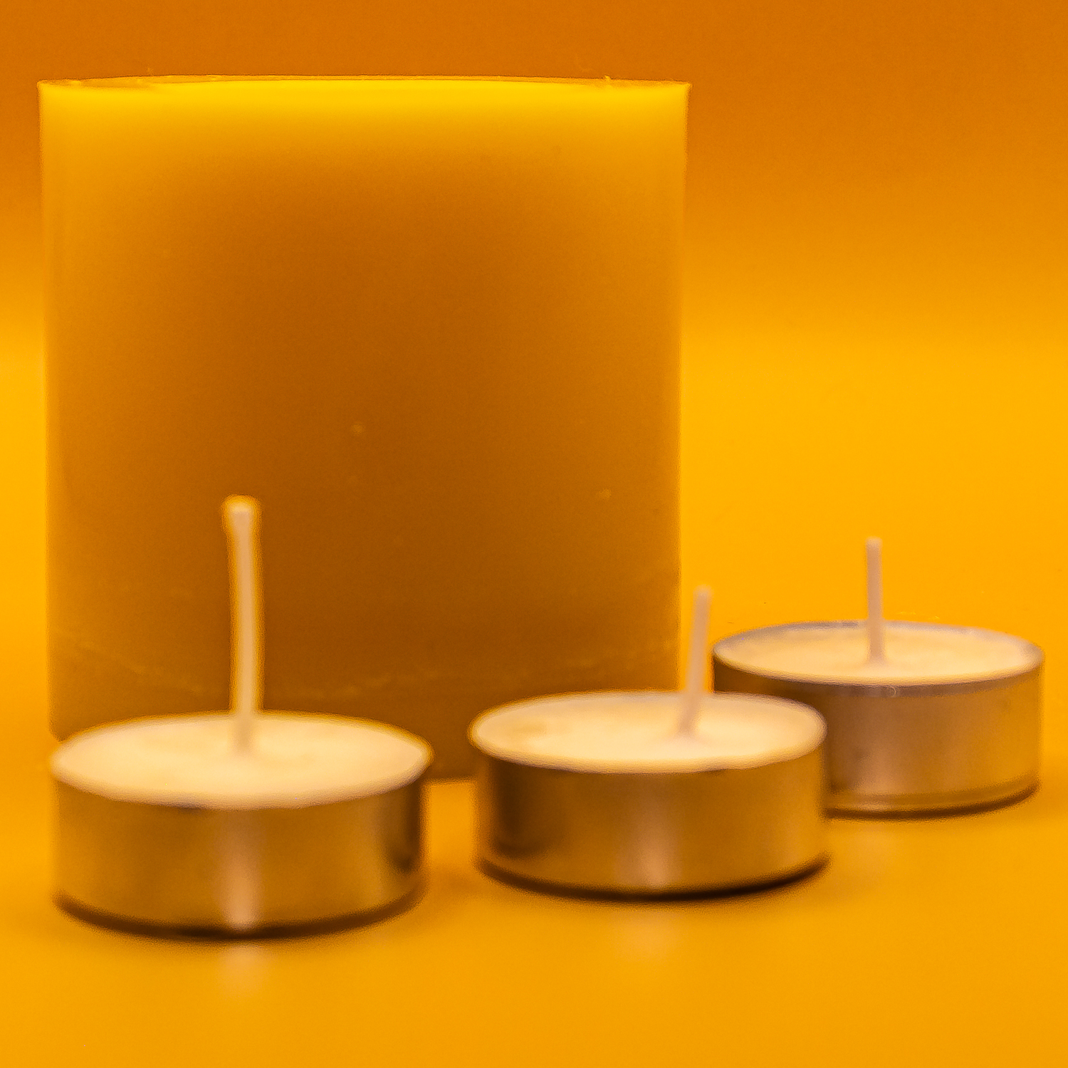 AVEROY Wachslicht Manufaktur - Wachsschale & Windlicht „Teelichtsäule“ in Gelb mit Kokosnuss-Aroma inkl. 3 Duftteekerzen