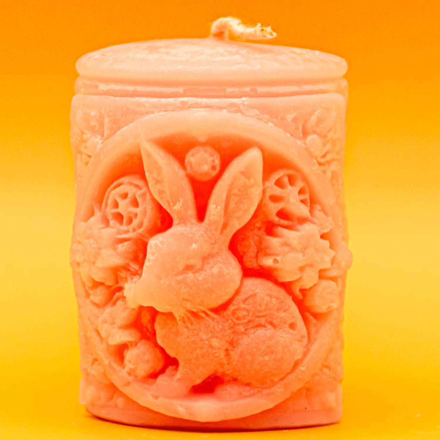AVEROY Wachslicht Manufaktur - Osterkerze Kleiner Stumpen „Sitzender Hase“ in Rosa