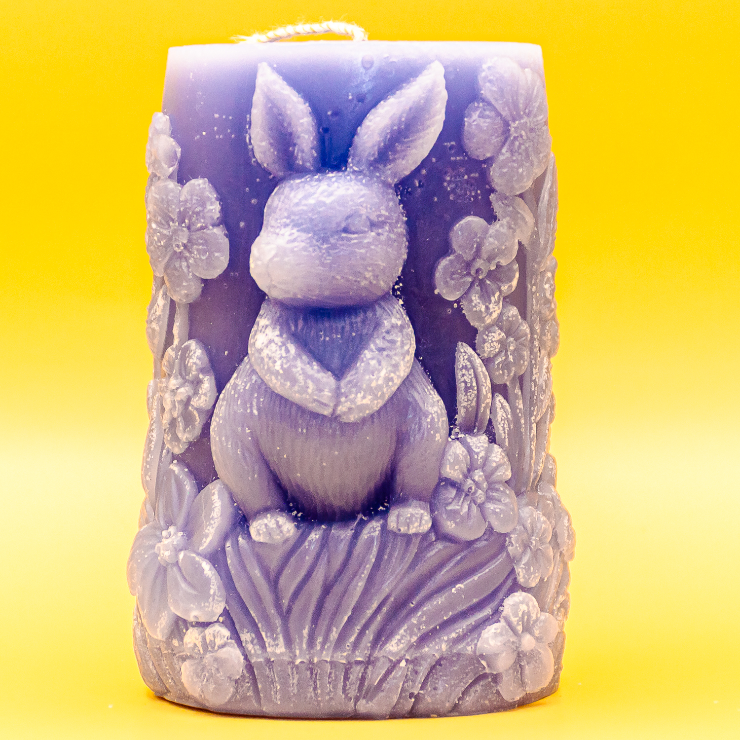 AVEROY Wachslicht Manufaktur - Osterkerze Stumpen „Hase stehend“ in Blau
