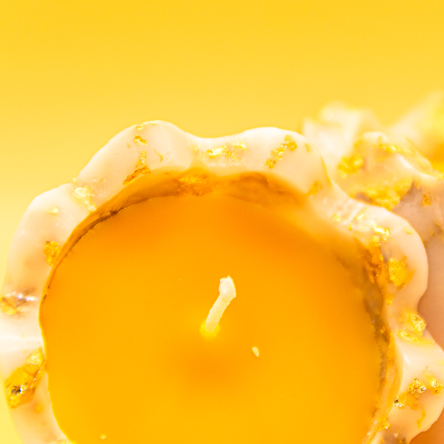 AVEROY Wachslicht-Manufaktur - Wachsschale-Osterkerze „Osterei mit Blattgold“ in Weiß und Ylang-Ylang Duft