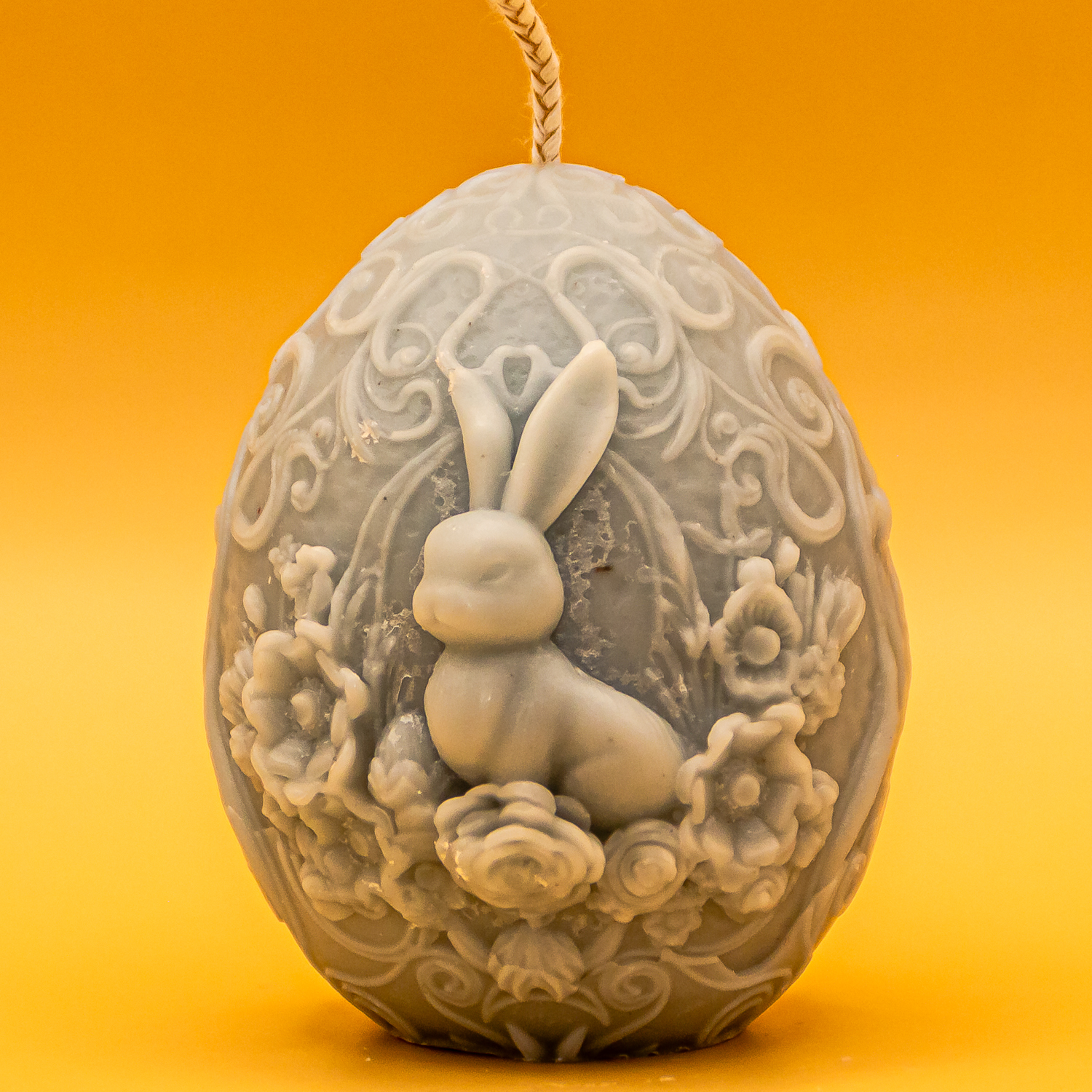 AVEROY Wachslicht-Manufaktur - Osterkerze „Hase im Blumenfeld“ in Pastellblau