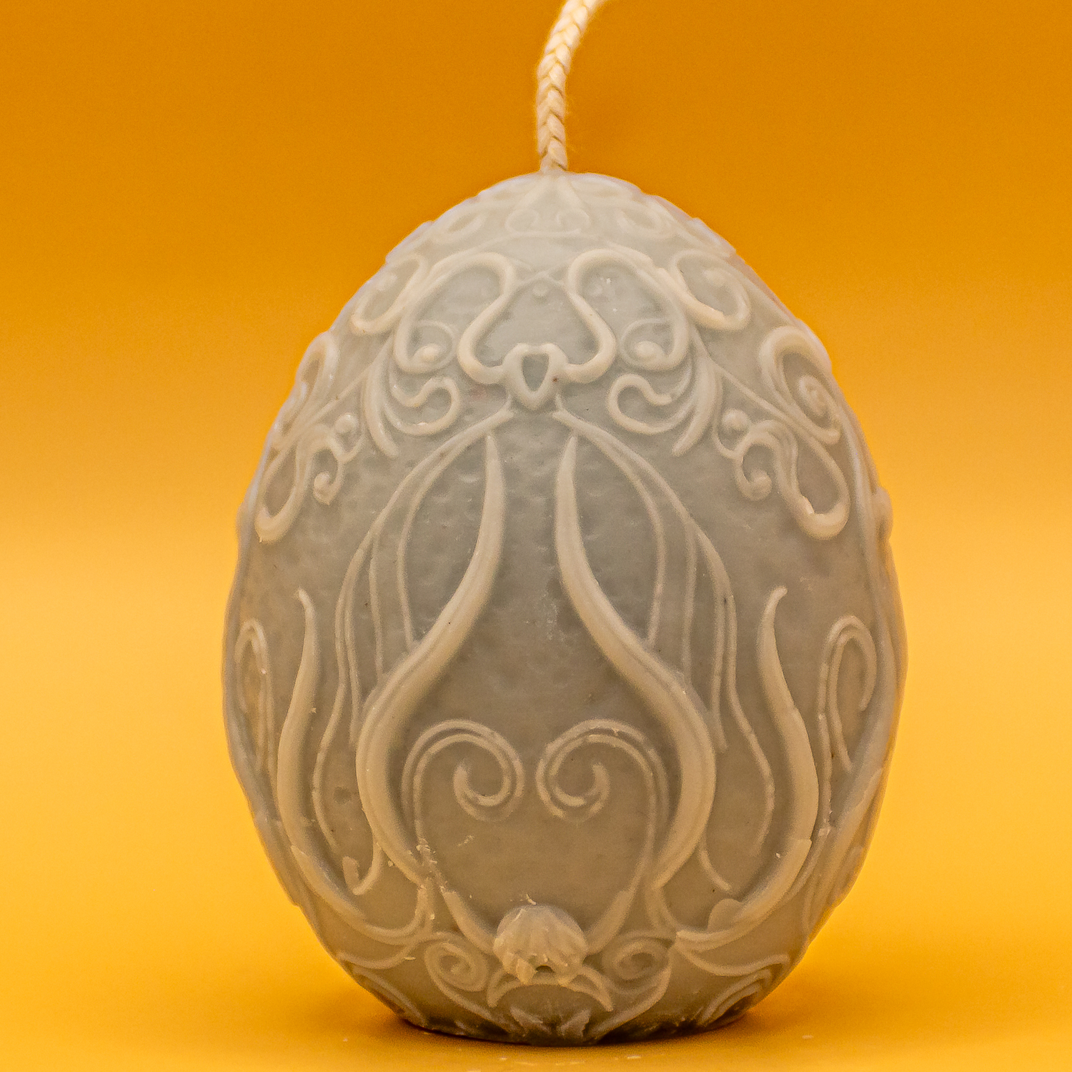 AVEROY Wachslicht-Manufaktur - Osterkerze „Hase im Blumenfeld“ in Pastellblau