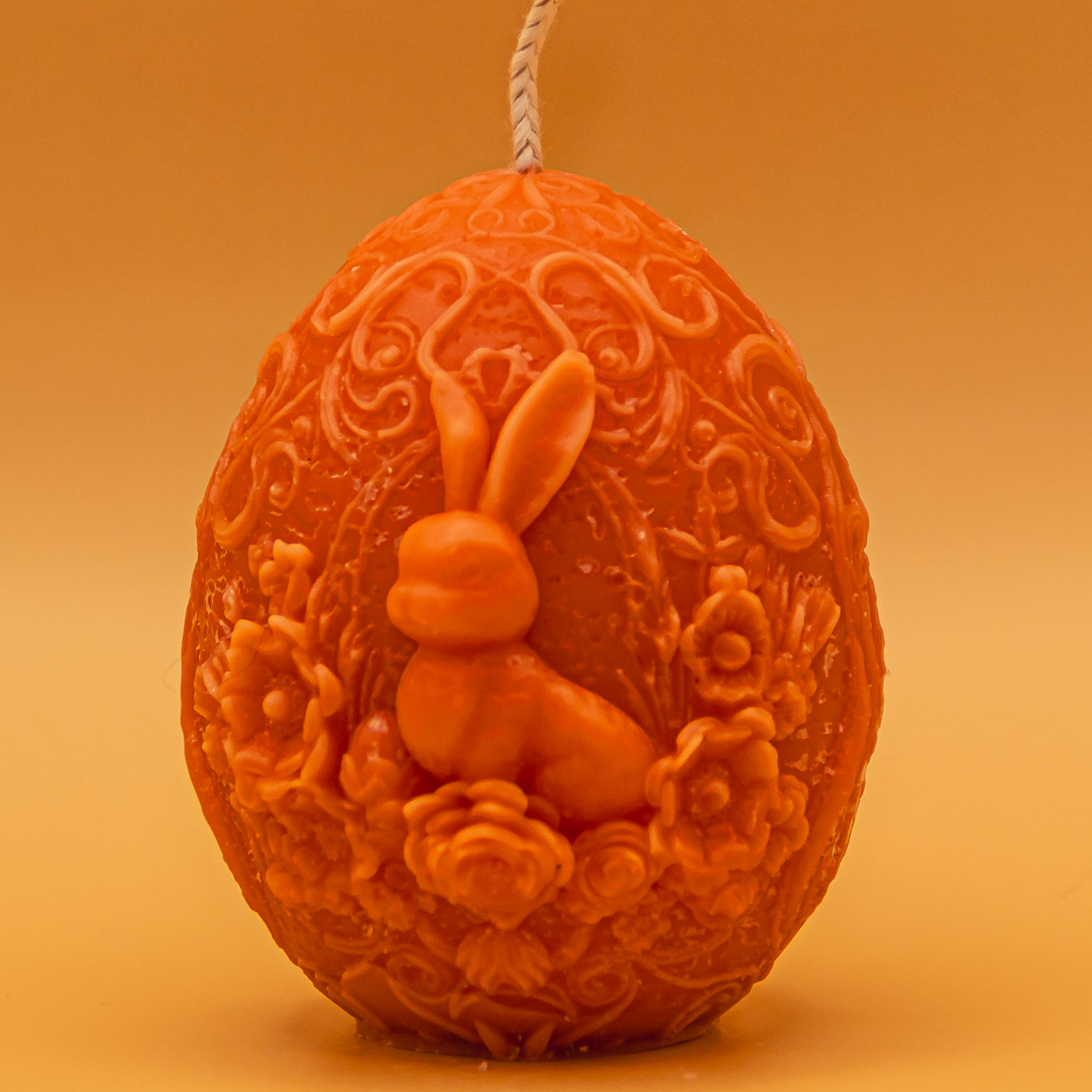 AVEROY Wachslicht-Manufaktur - Osterkerze „Hase im Blumenfeld“ in Pastellorange