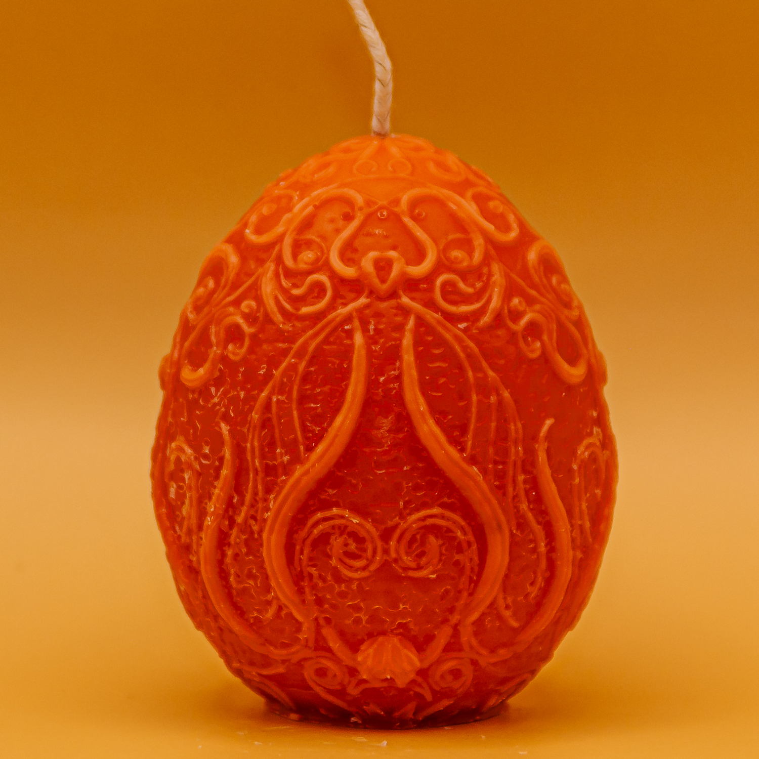 AVEROY Wachslicht-Manufaktur - Osterkerze „Hase im Blumenfeld“ in Pastellorange