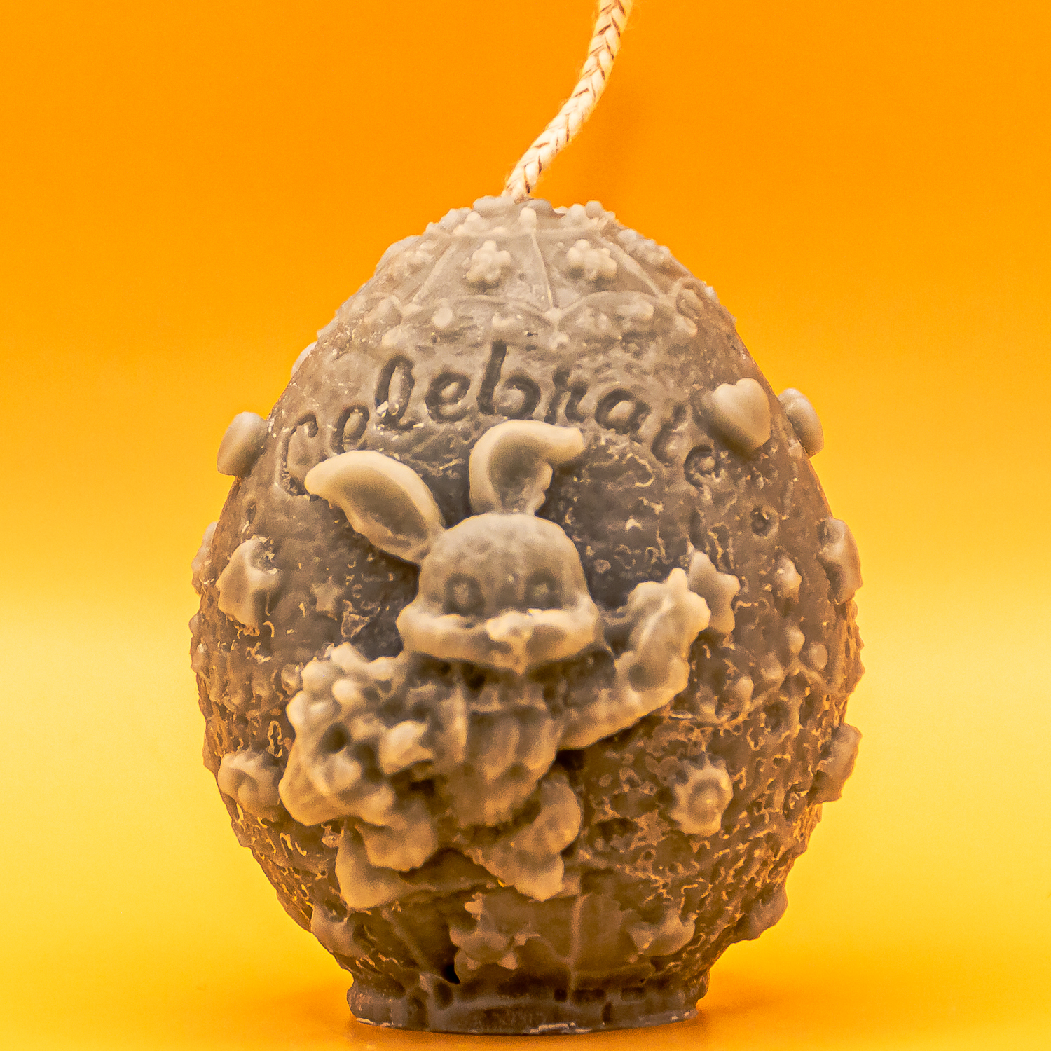 AVEROY Wachslicht-Manufaktur - Osterkerze „Hase mit Osterstrauss“ in Hellblau