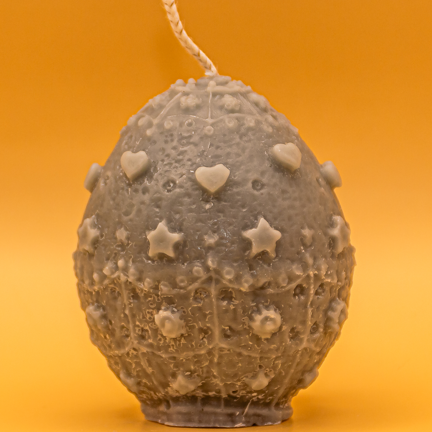 AVEROY Wachslicht-Manufaktur - Osterkerze „Hase mit Osterstrauss“ in Hellblau