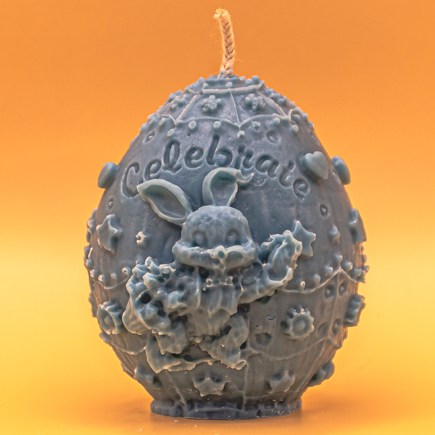 AVEROY Wachslicht-Manufaktur - Osterkerze „Hase mit Osterstrauss“ in Türkis