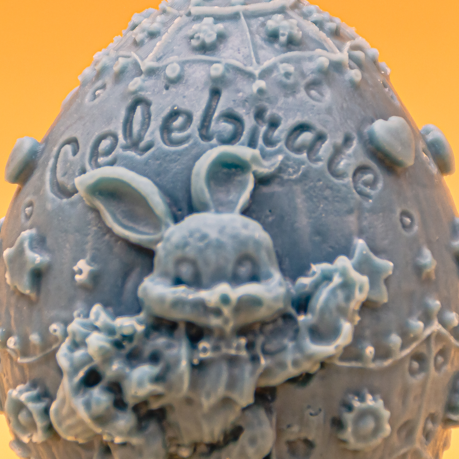 AVEROY Wachslicht-Manufaktur - Osterkerze „Hase mit Osterstrauss“ in Türkis