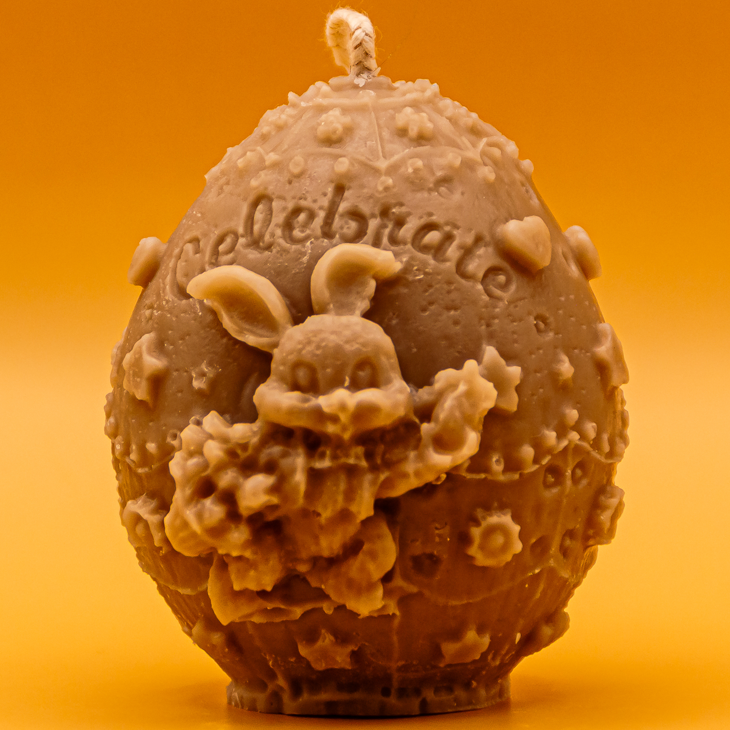 AVEROY Wachslicht Manufaktur - Osterkerze „Hase mit Osterstrauss“ in Hellbraun