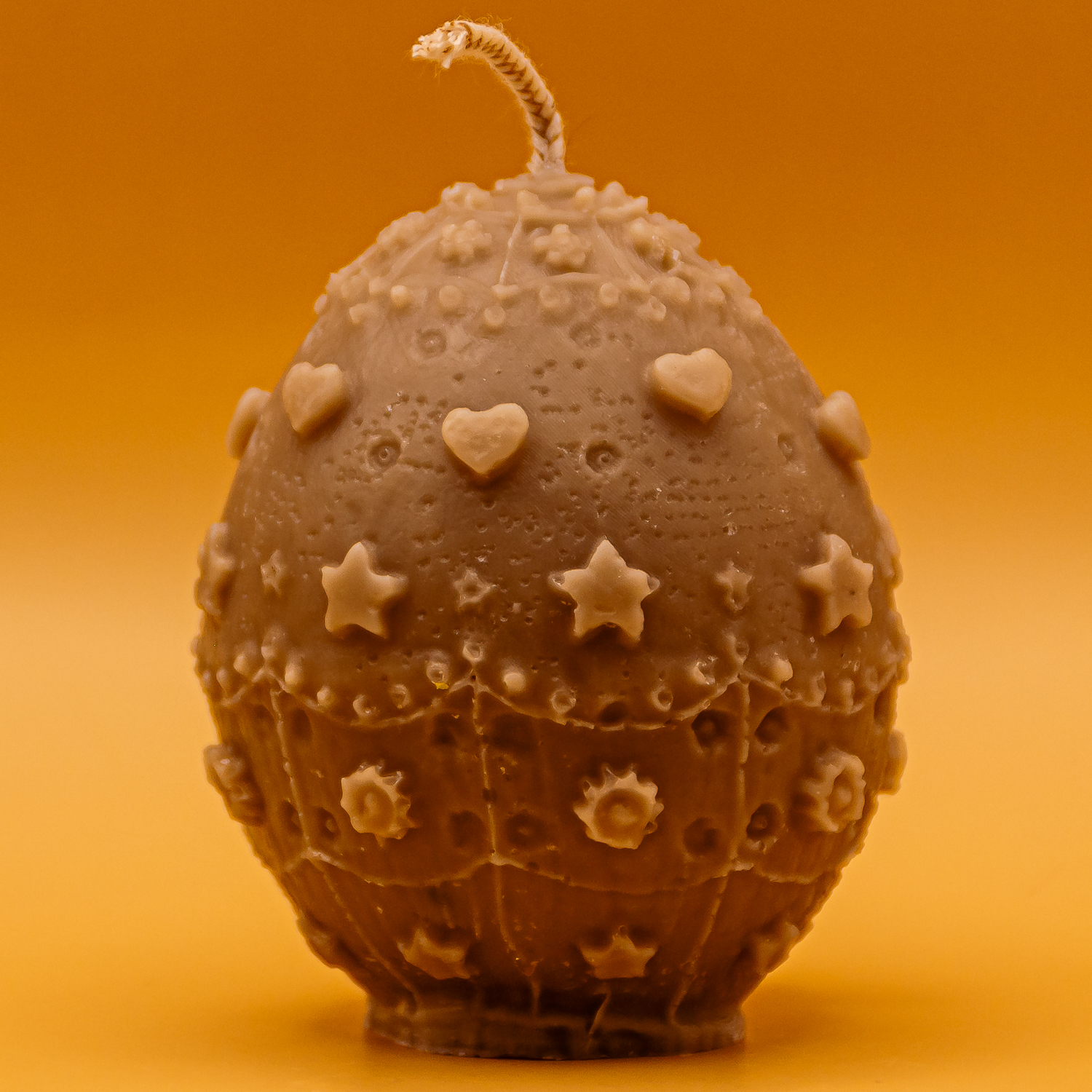AVEROY Wachslicht Manufaktur - Osterkerze „Hase mit Osterstrauss“ in Hellbraun