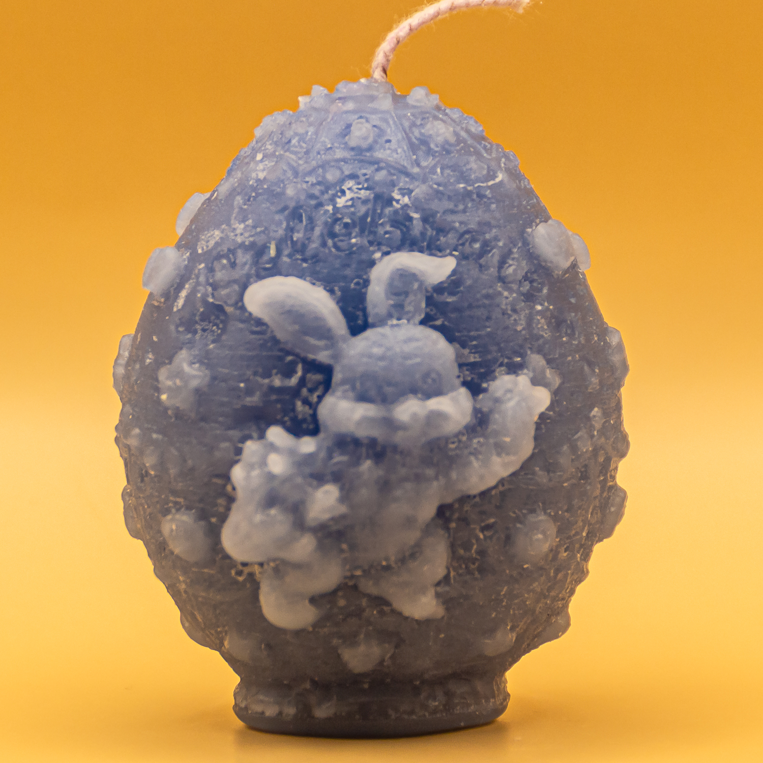 AVEROY Wachslicht Manufaktur - Osterkerze „Hase mit Osterstrauss“ in Blau