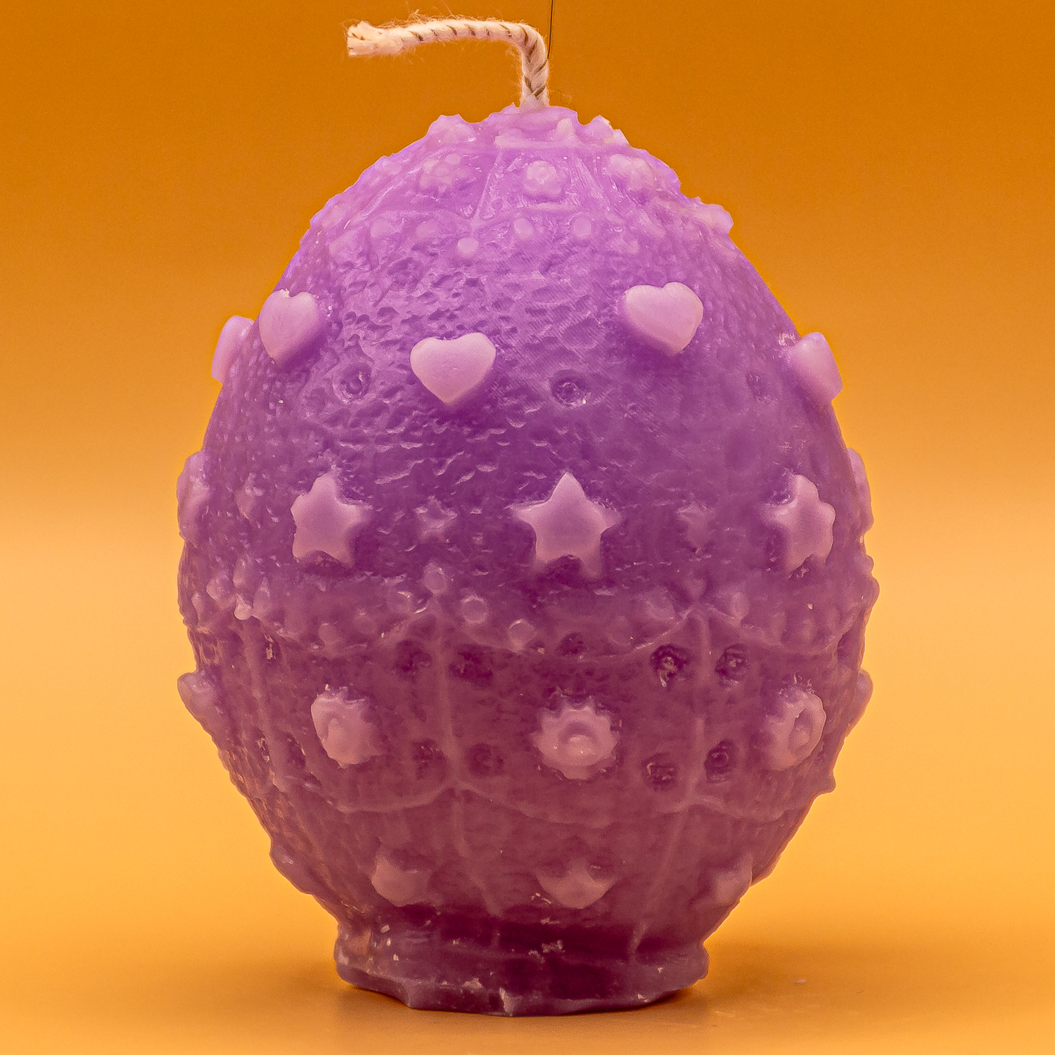 AVEROY Wachslicht Manufaktur - Osterkerze „Hase mit Osterstrauss“ in Flieder