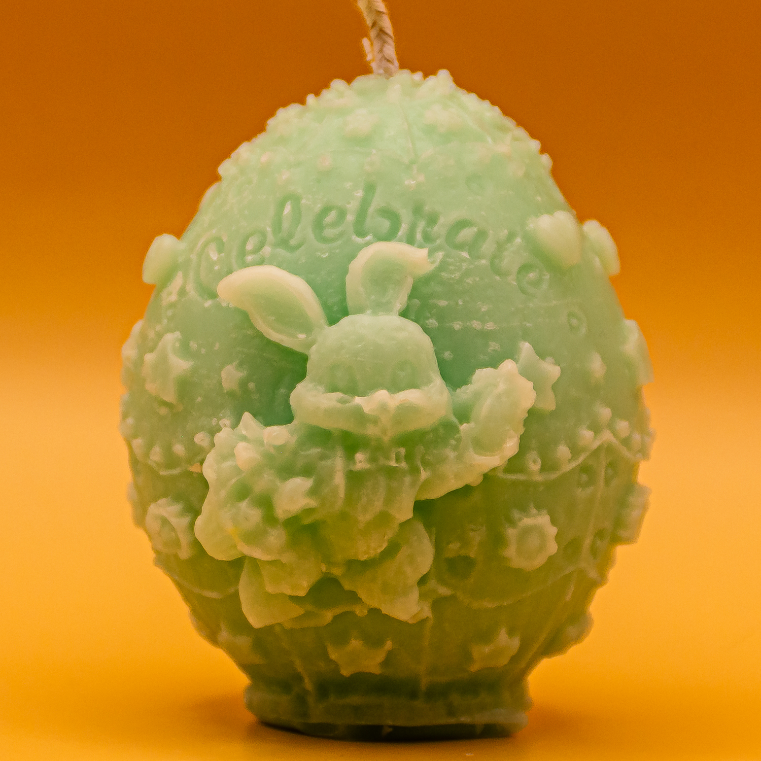 AVEROY Wachslicht Manufaktur - Osterkerze „Hase mit Osterstrauss“ in Pastellgrün