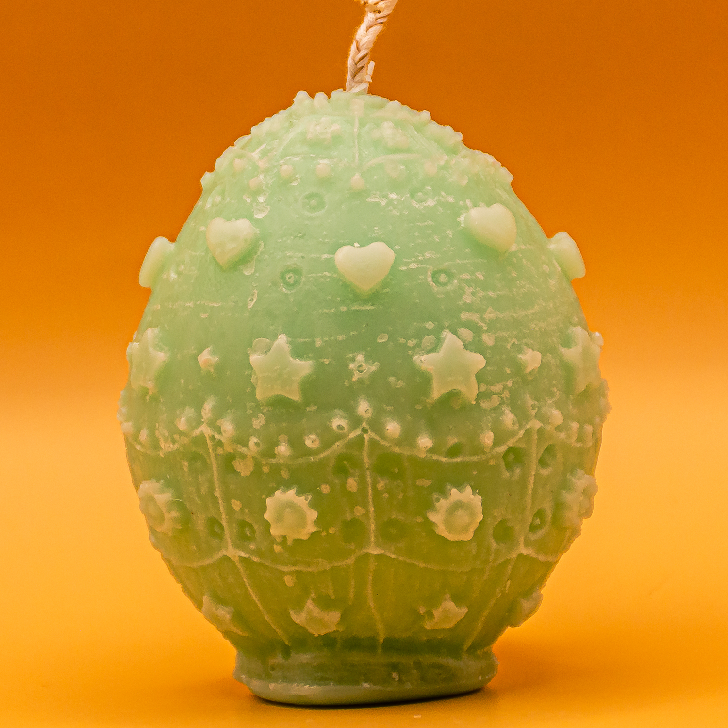 AVEROY Wachslicht Manufaktur - Osterkerze „Hase mit Osterstrauss“ in Pastellgrün