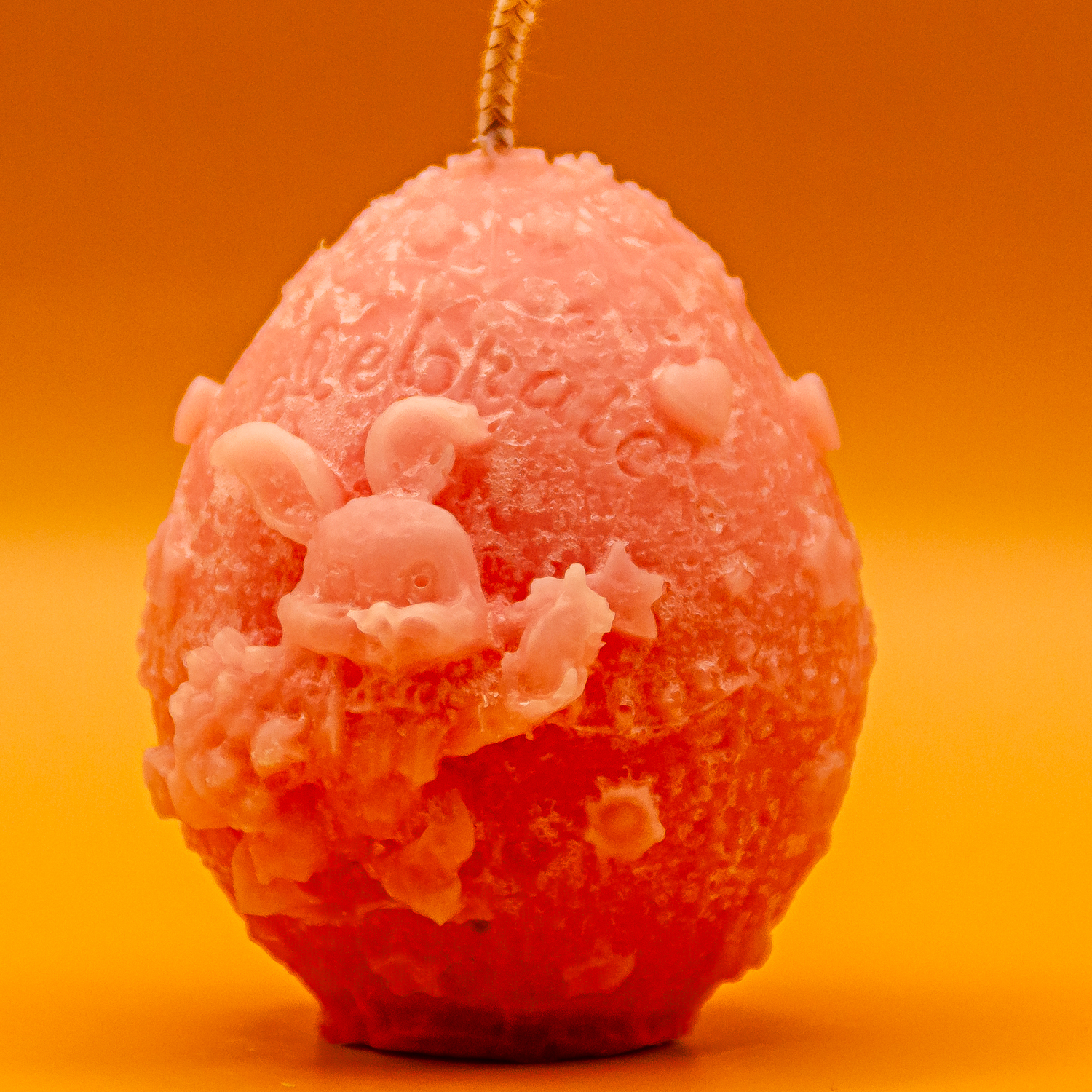 AVEROY Wachslicht Manufaktur - Osterkerze „Hase mit Osterstrauss“ in Rosa