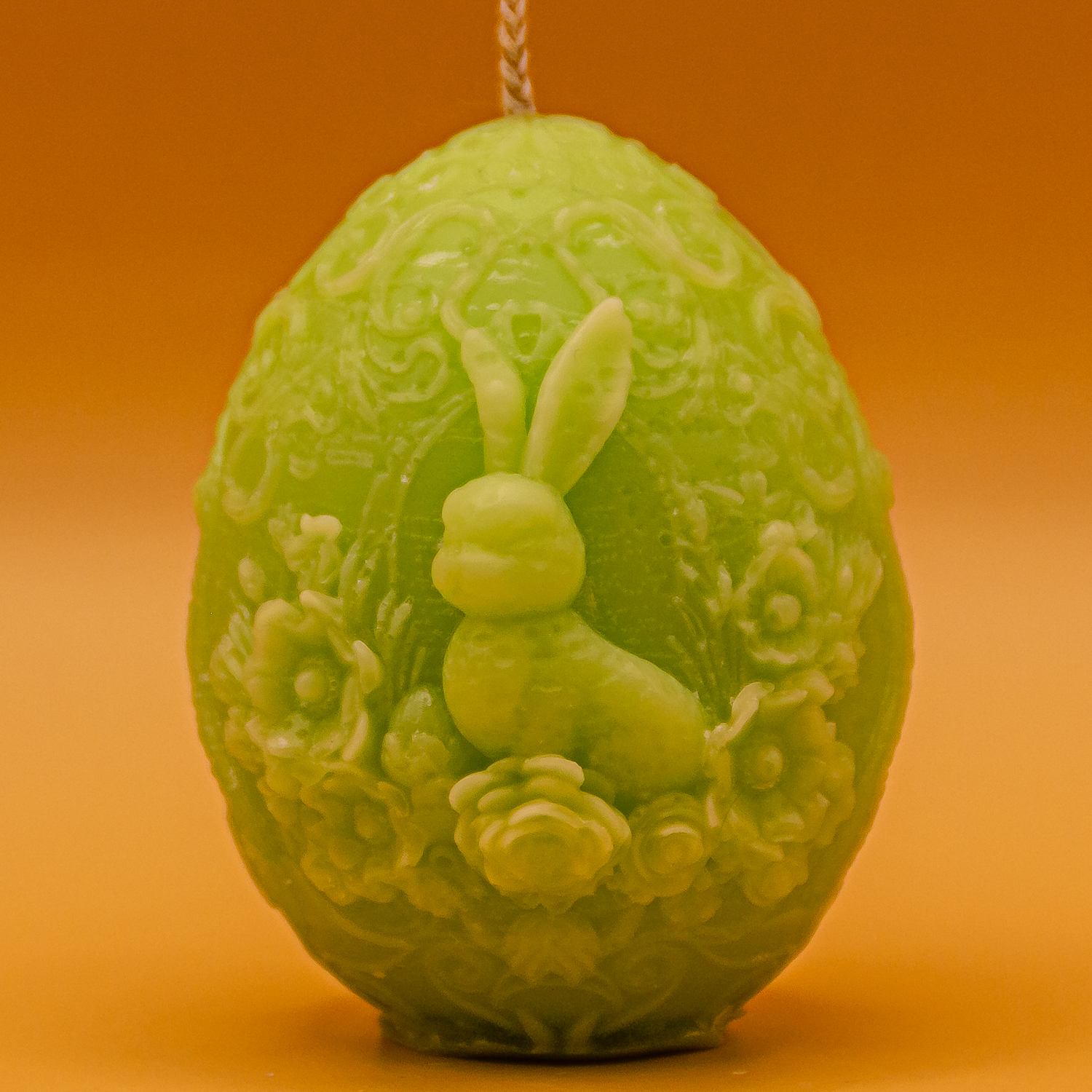 AVEROY Wachslicht Manufaktur - Osterkerze „Hase im Blumenfeld“ in Hellgrün