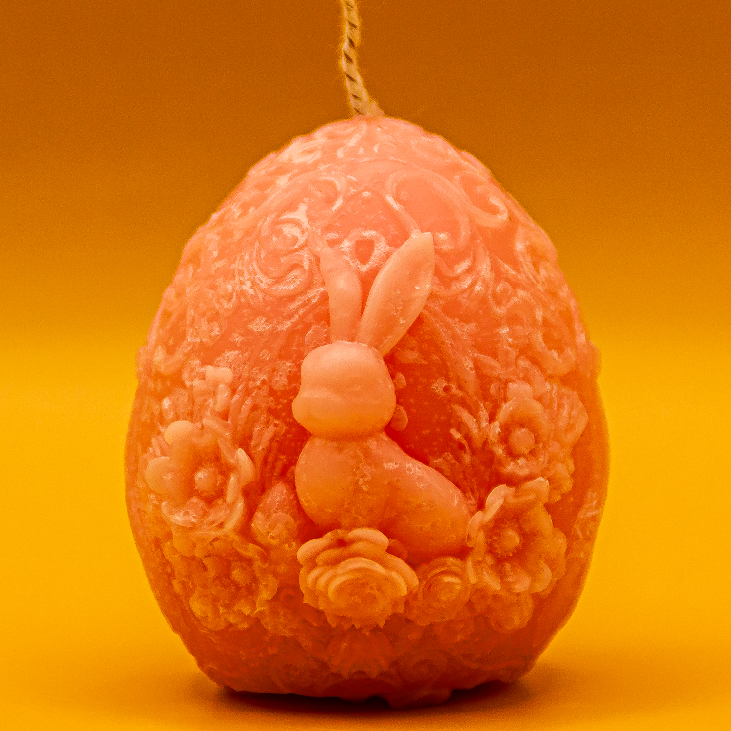 AVEROY Wachslicht-Manufaktur - Osterkerze „Hase im Blumenfeld“ in Rosa