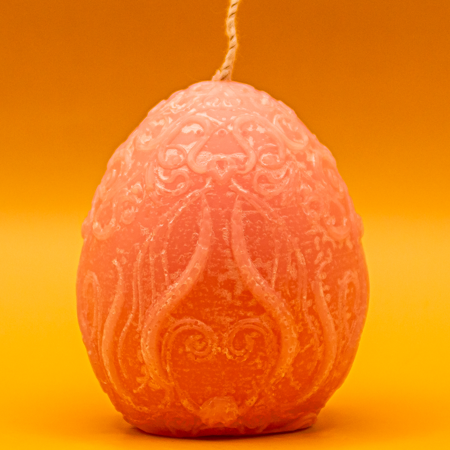 AVEROY Wachslicht-Manufaktur - Osterkerze „Hase im Blumenfeld“ in Rosa