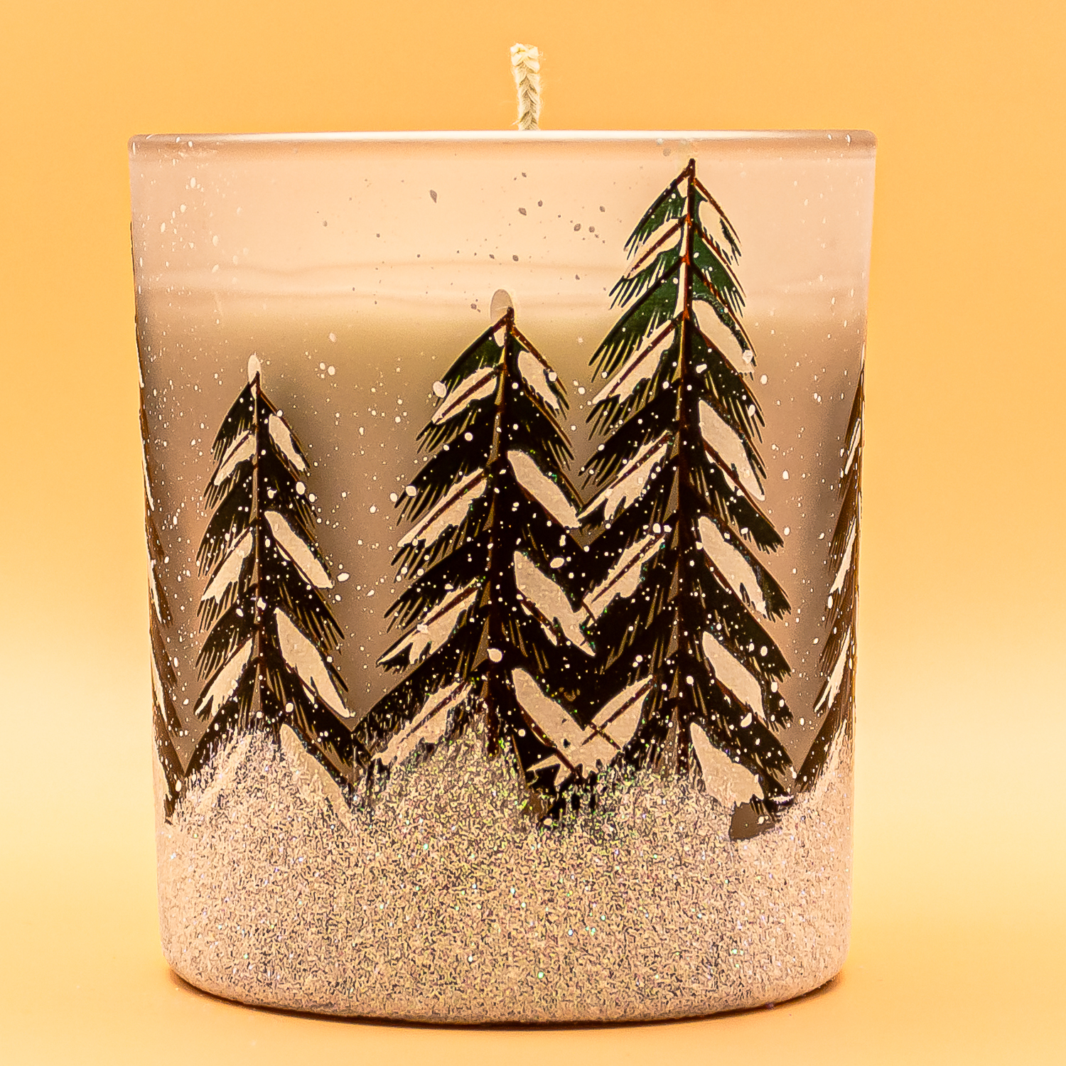AVEROY Wachslicht-Manufaktur - Weihnachtsduftkerze „Großer Wald Glas“ Weiß/Grün mit Tannenhain-Duft aus Sojawachs