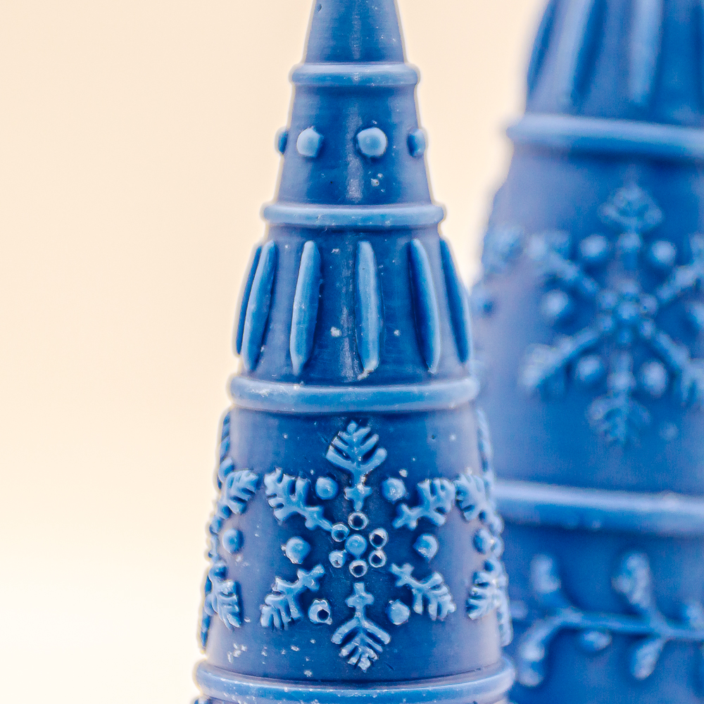 AVEROY Wachslichter - 2er Set Weihnachtskerzen "Eisblume" Sojawachs in Dunkelblau mit Duft Zuckerwatte