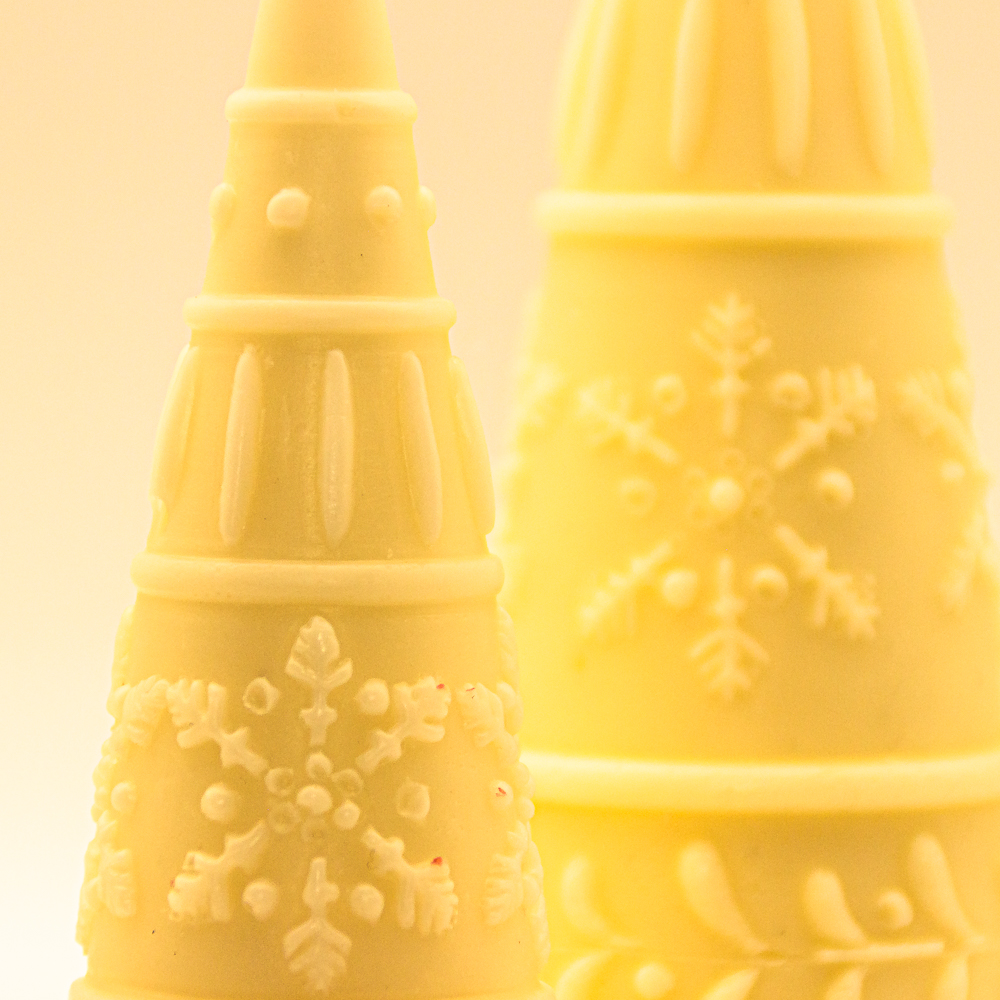 AVEROY Wachslichter - 2er Set Weihnachtskerzen "Eisblume" Sojawachs in Weiß mit Duft Zuckerwatte